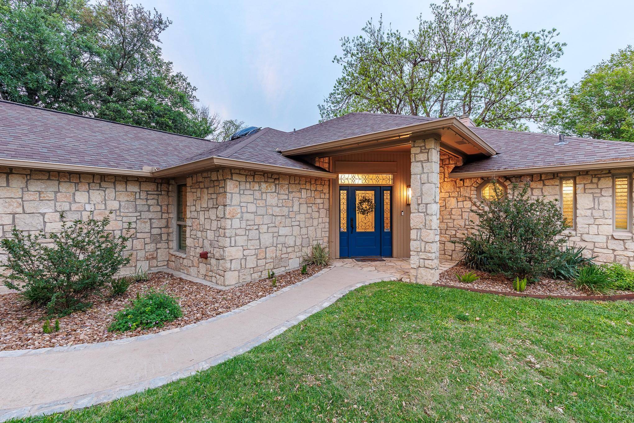 1303 Lakeshore DR, Marble Falls, TX 78654