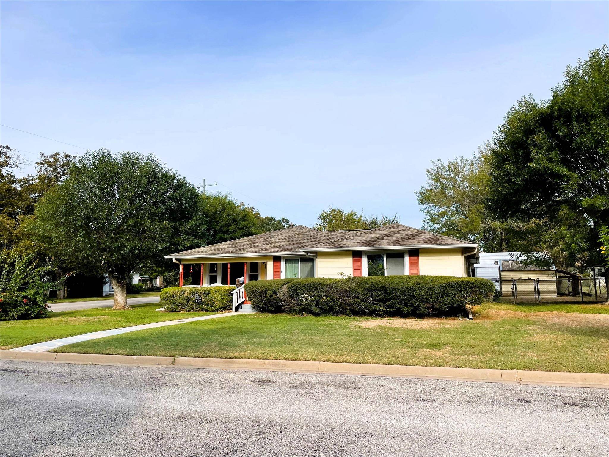 605 E Walnut ST, La Grange, TX 78945