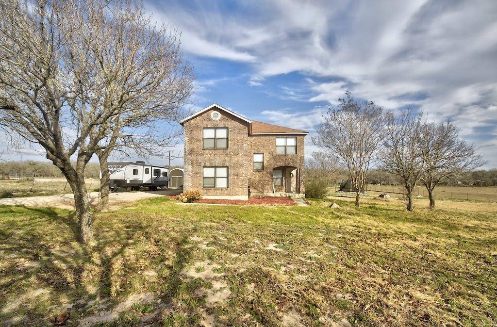 108 Rolling Hills DR, La Vernia, TX 78121