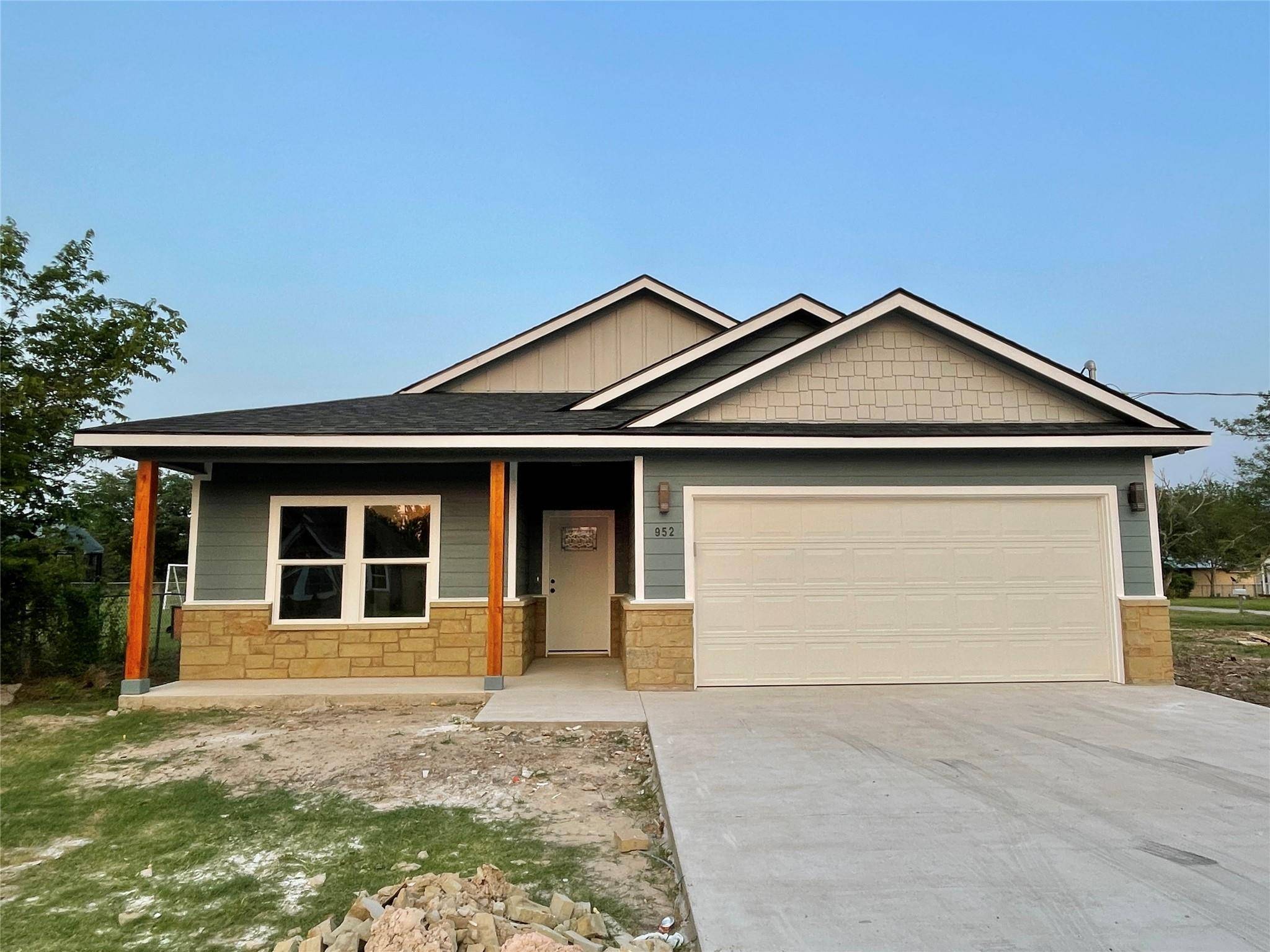 952 S Navarro ST, Giddings, TX 78942