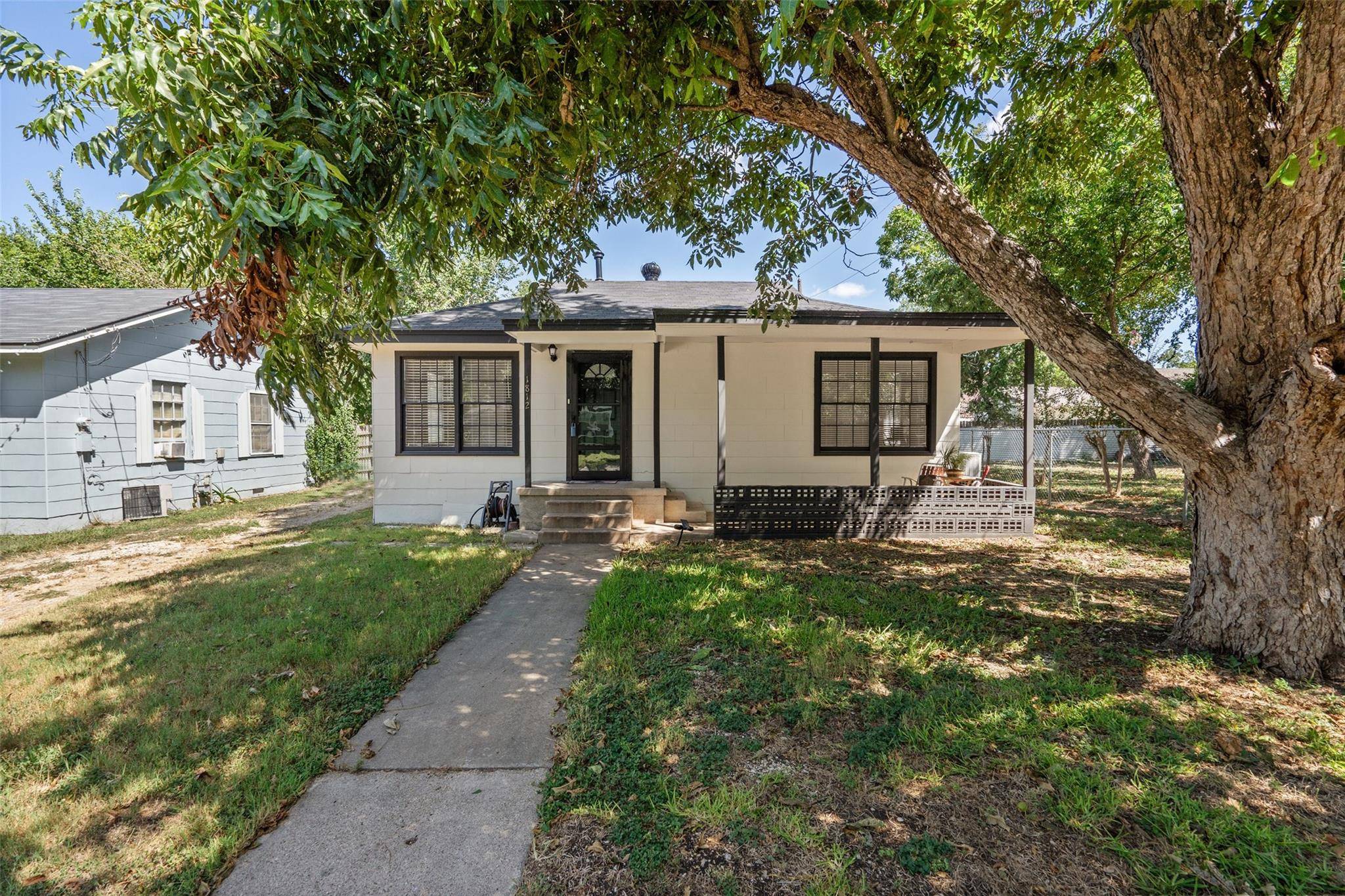 1812 Eckhardt ST, Taylor, TX 76574
