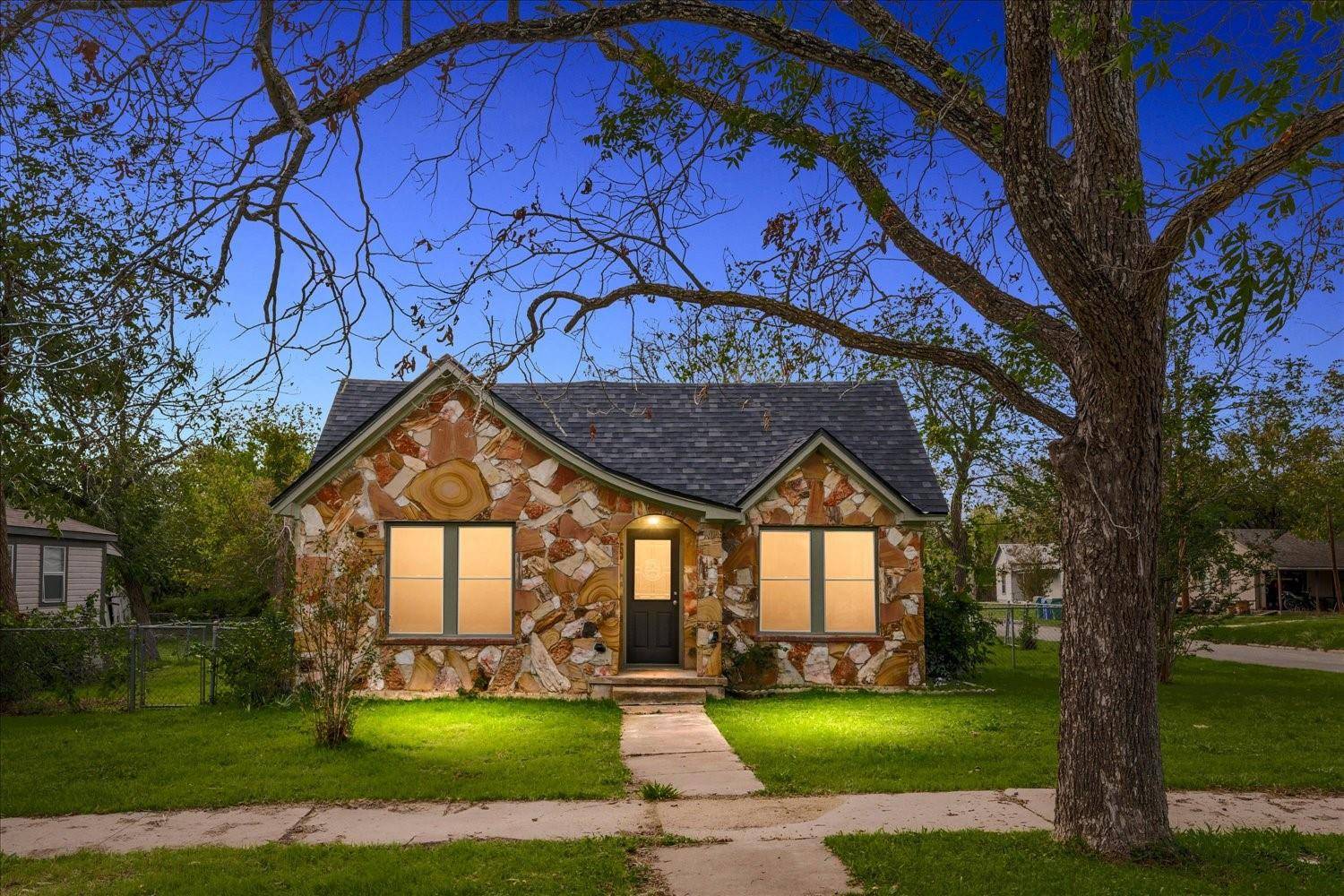 419 N Doak ST, Taylor, TX 76574