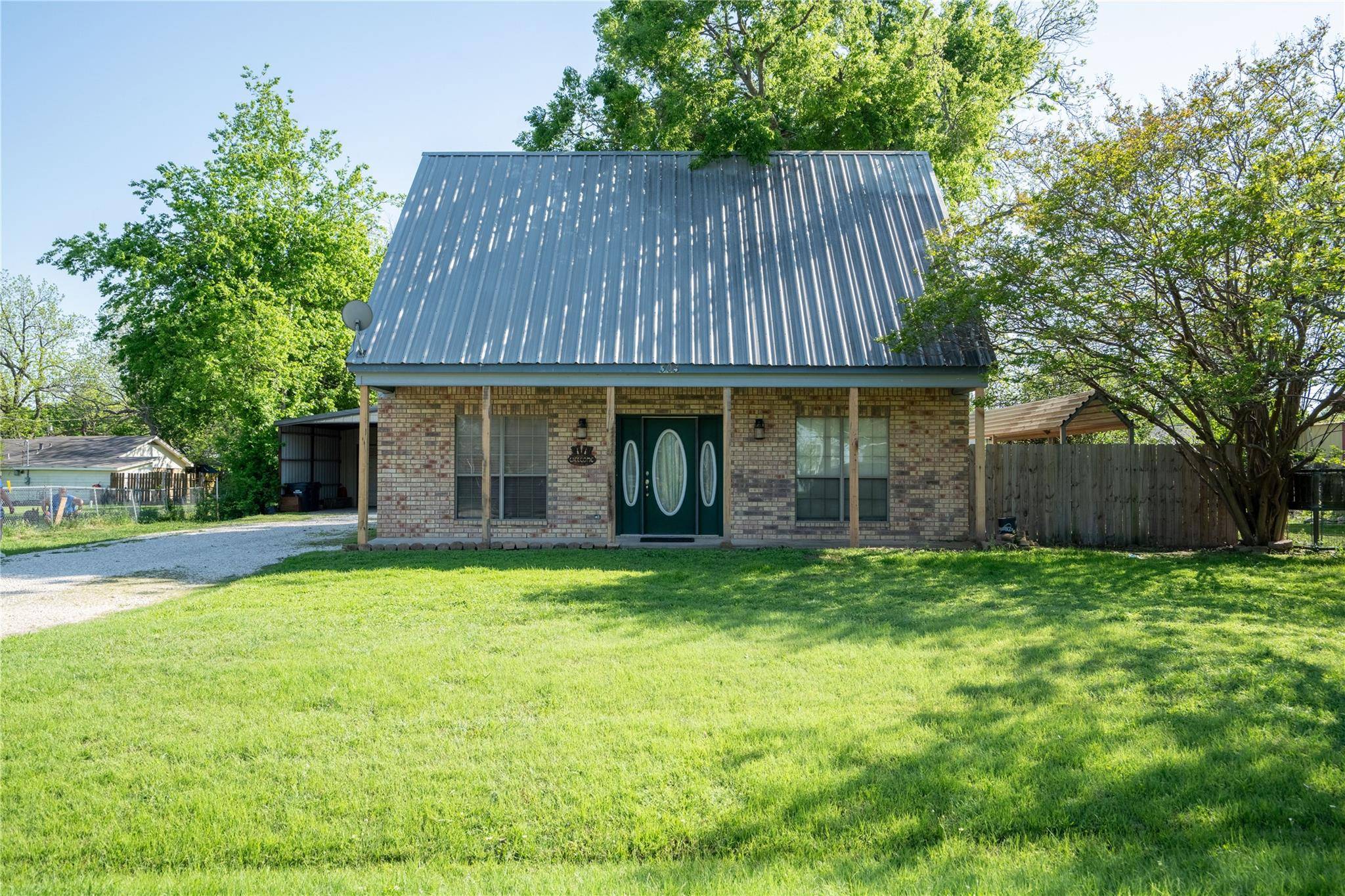 305 El Paso ST, Holland, TX 76534