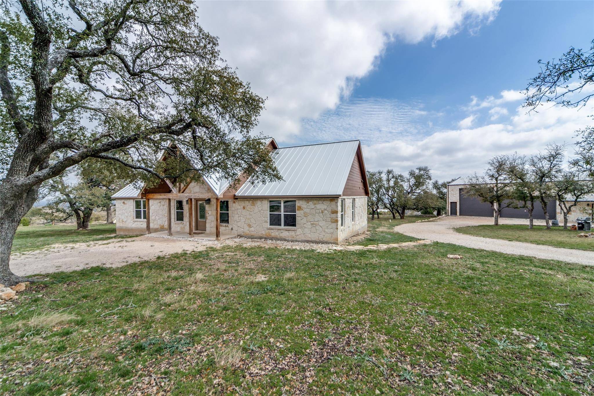 955 Axis CIR, Fredericksburg, TX 78624