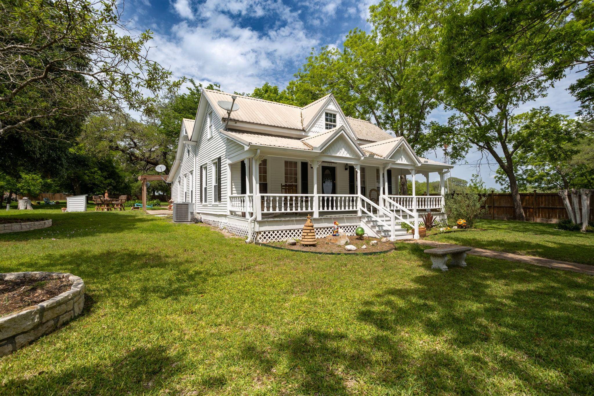 109 Merken RD, Schulenburg, TX 78956