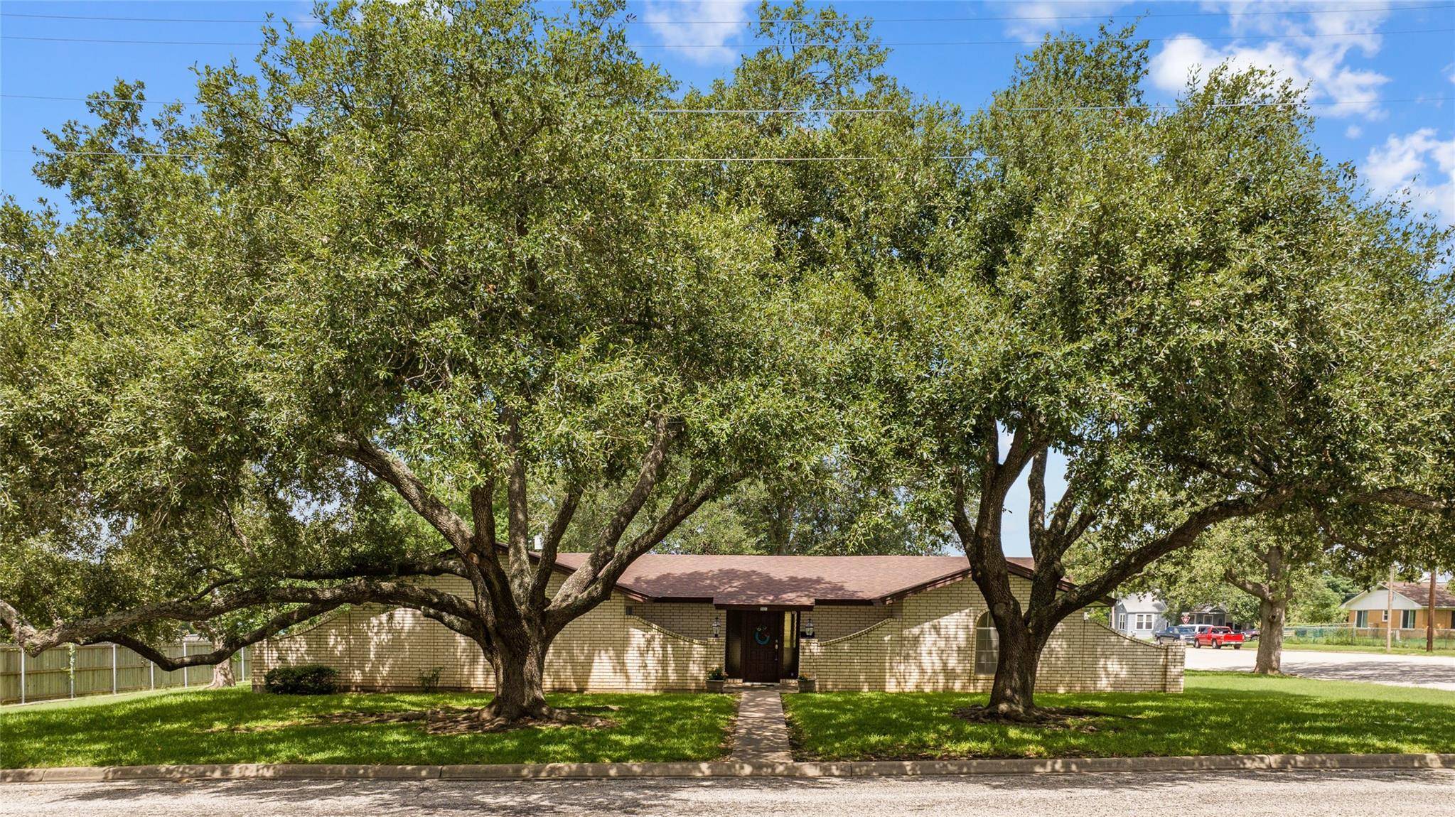 321 S Chambers ST, Giddings, TX 78942