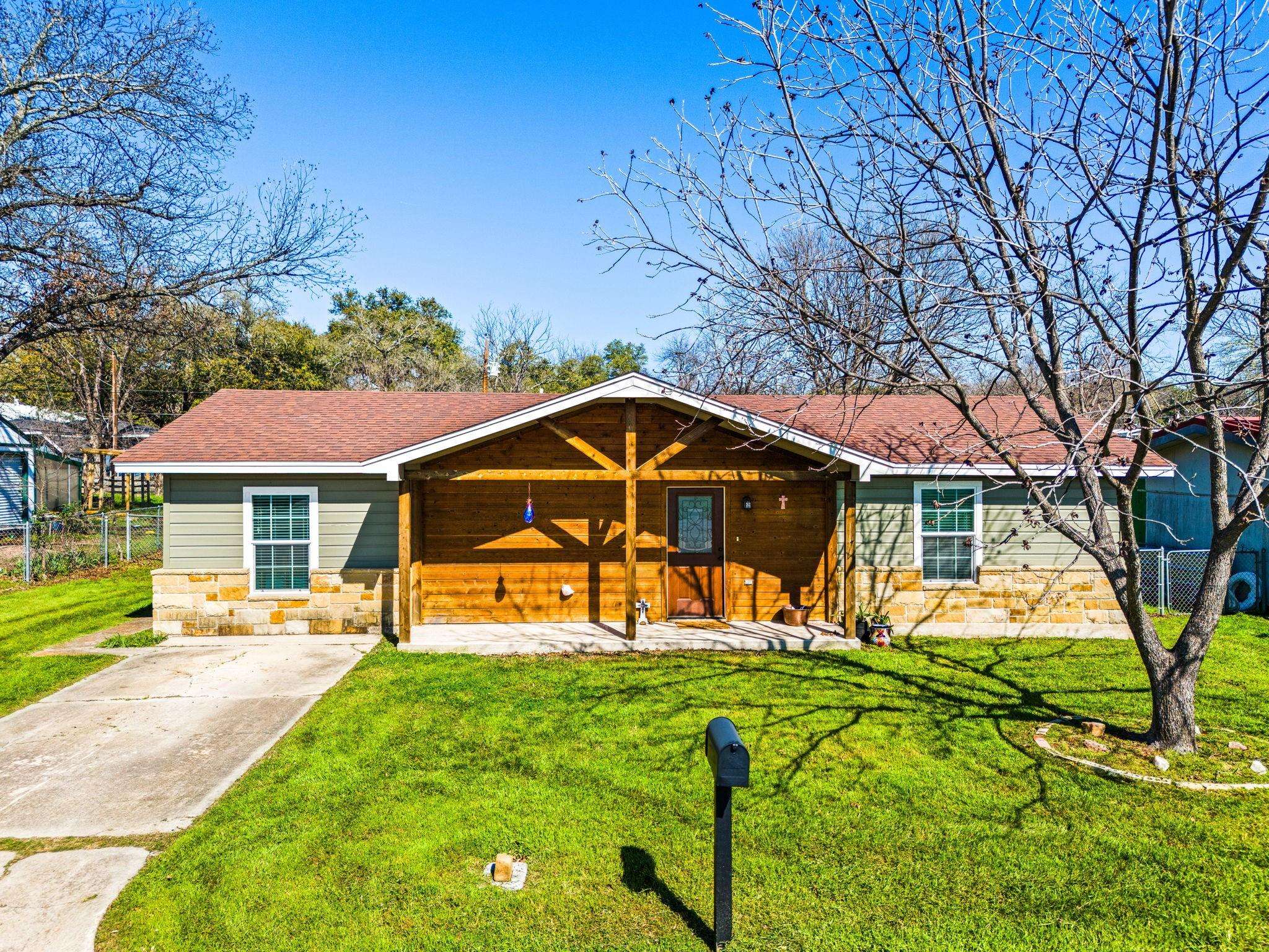 413 W 6th ST, Lampasas, TX 76550