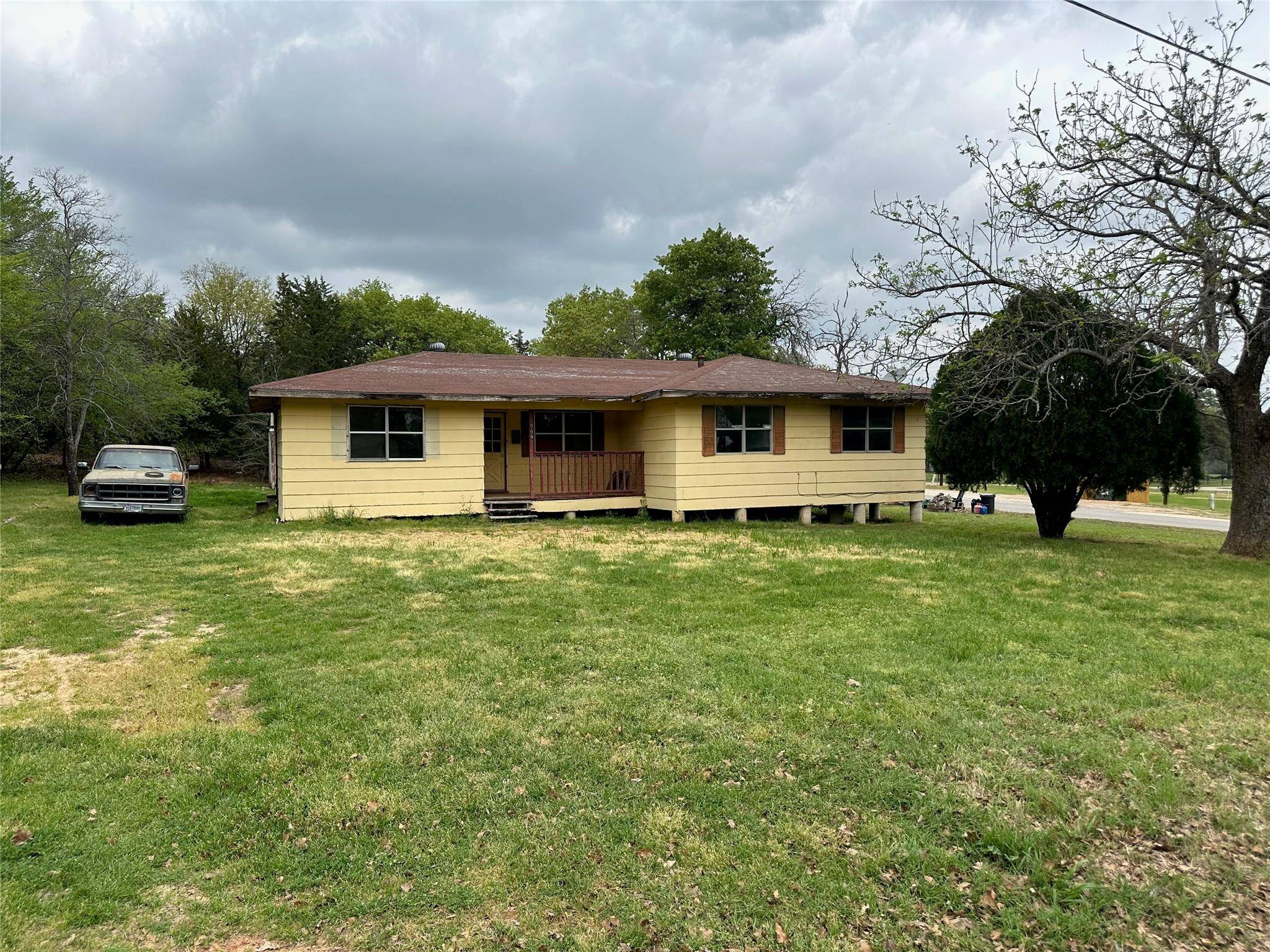 909 E 2nd ST, Hearne, TX 77859