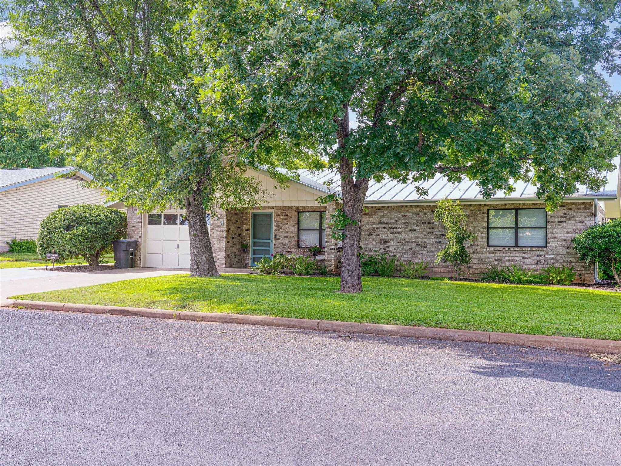 216 Broadmoor DR, Fredericksburg, TX 78624