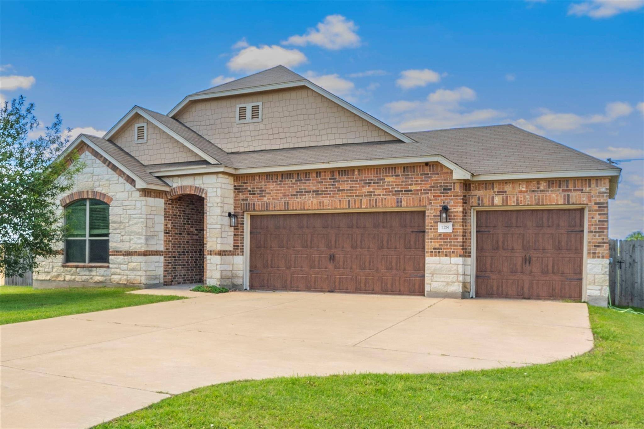 128 Brittany LN, Bastrop, TX 78602