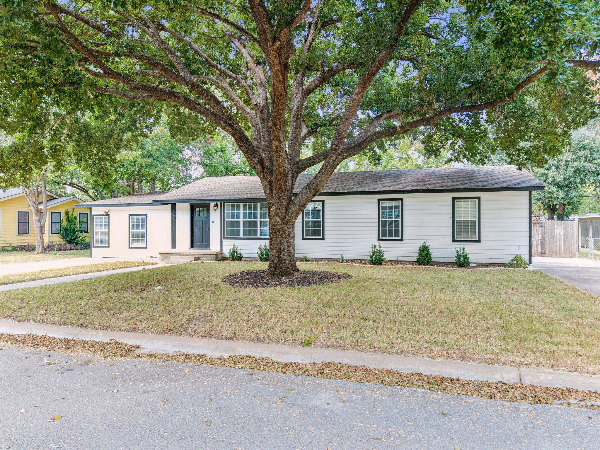 908 Kent ST, Taylor, TX 76574
