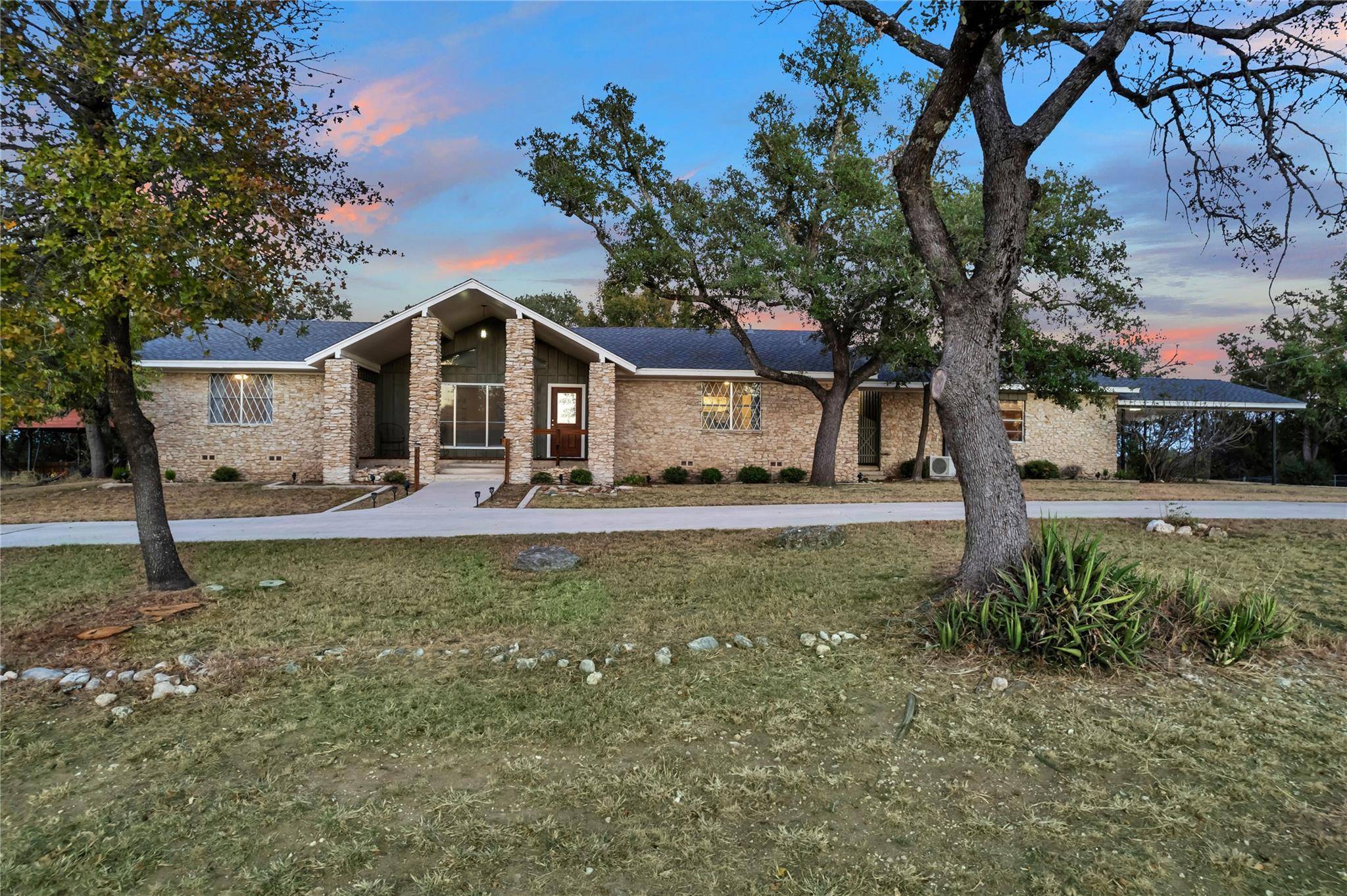 1103 S Willis ST, Lampasas, TX 76550