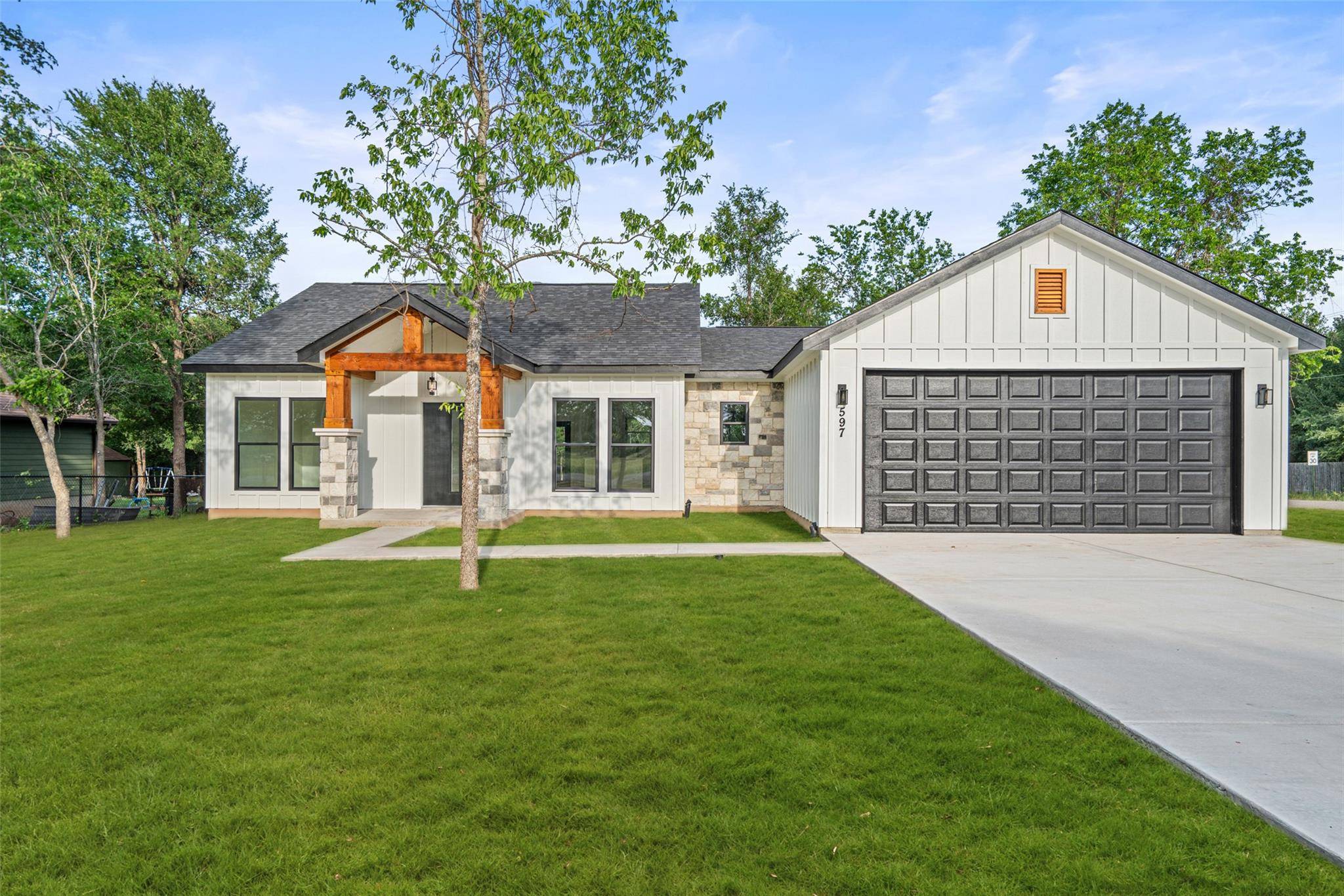 597 W KEANAHALULULU LN, Bastrop, TX 78602