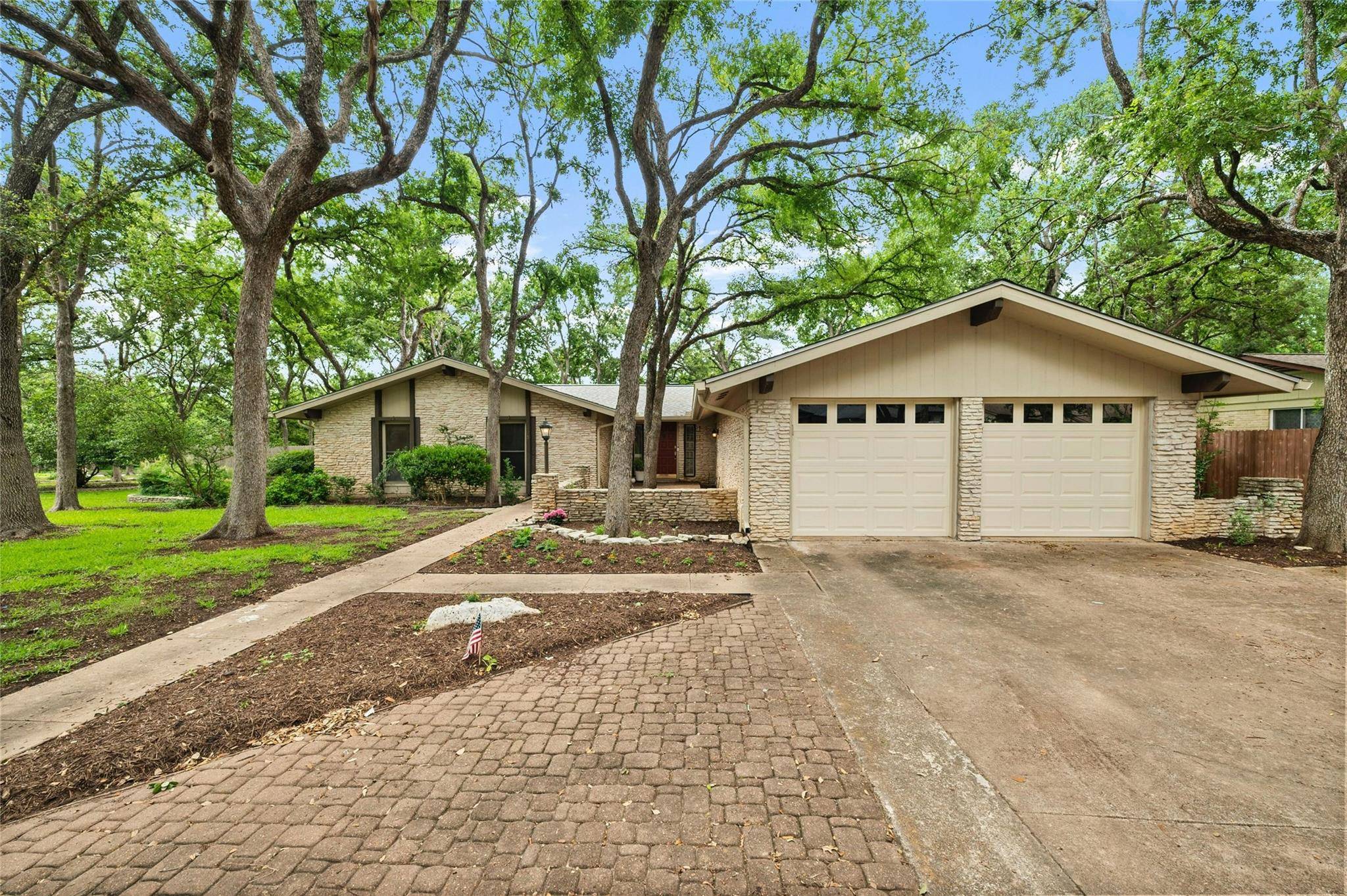 1205 Dragon DR, Round Rock, TX 78681