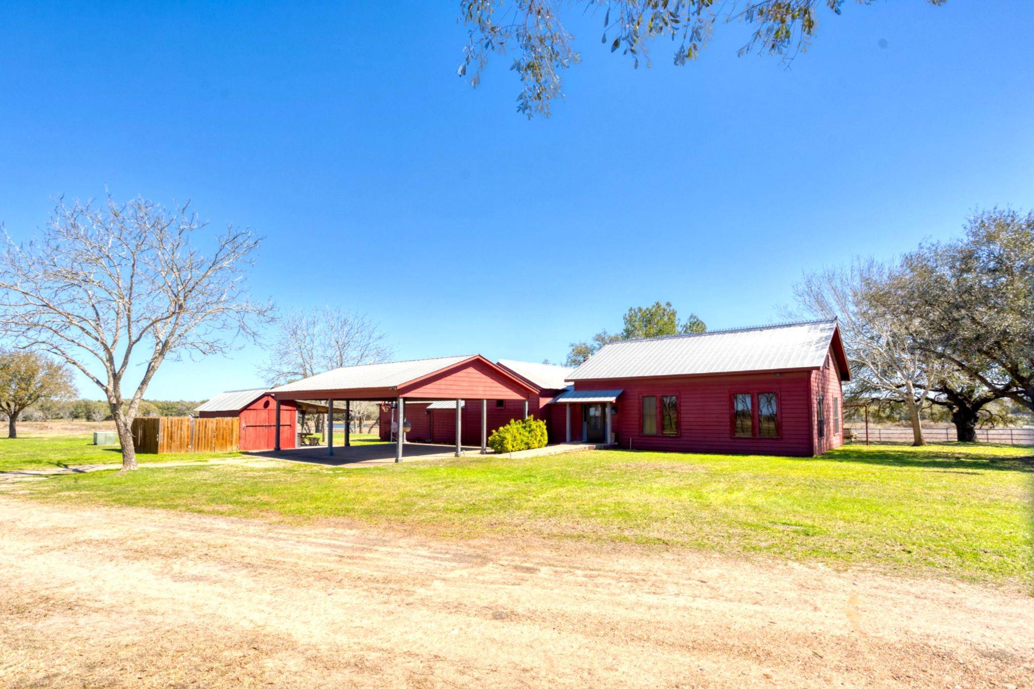 2574 County Road 285, Moulton, TX 77975