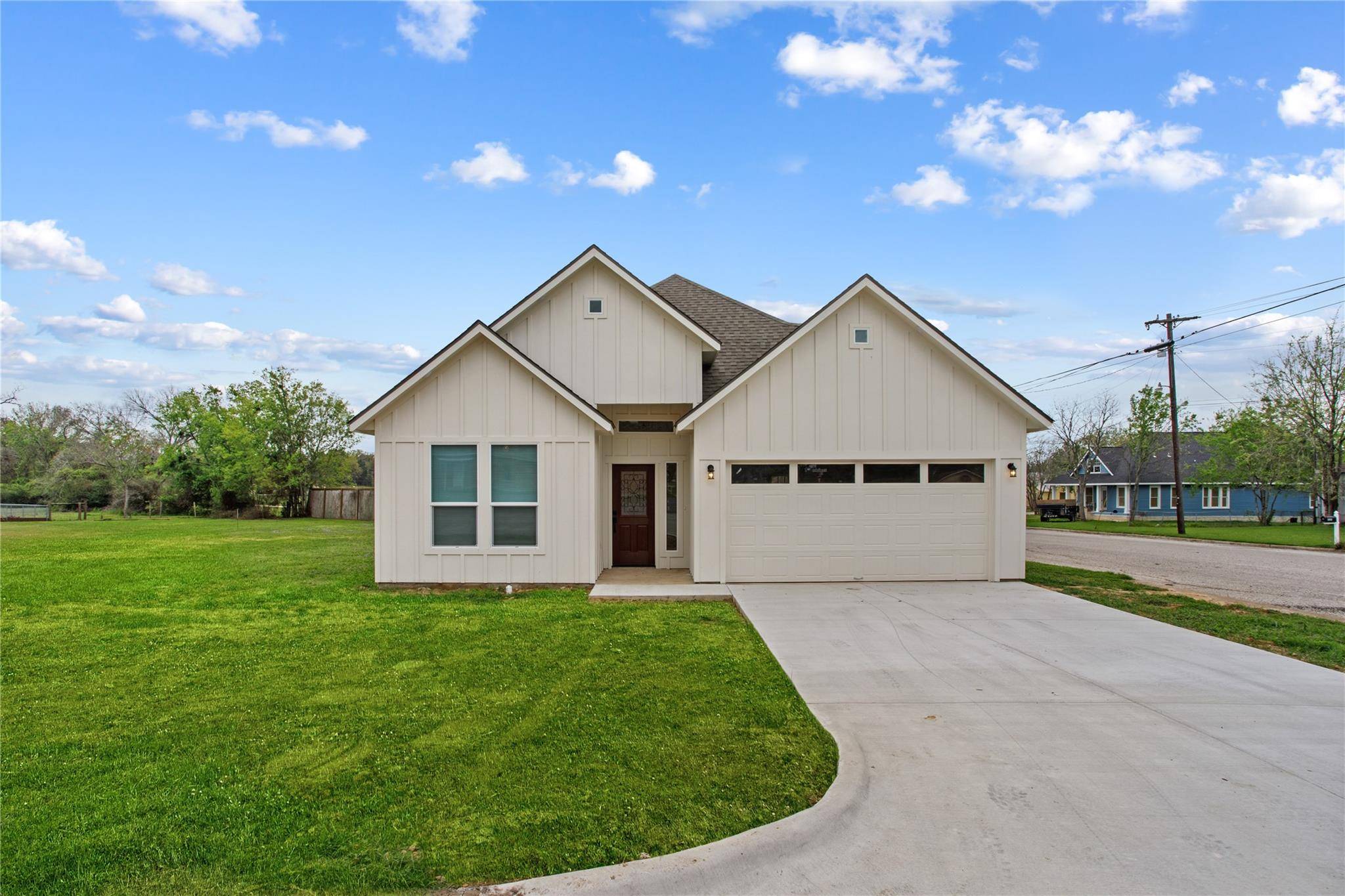 708 E Bellville ST, Giddings, TX 78942