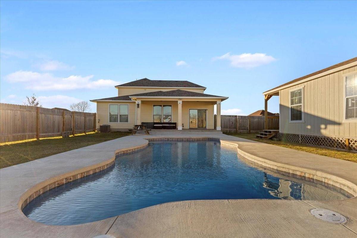 109 Tyrah LN, Bastrop, TX 78602