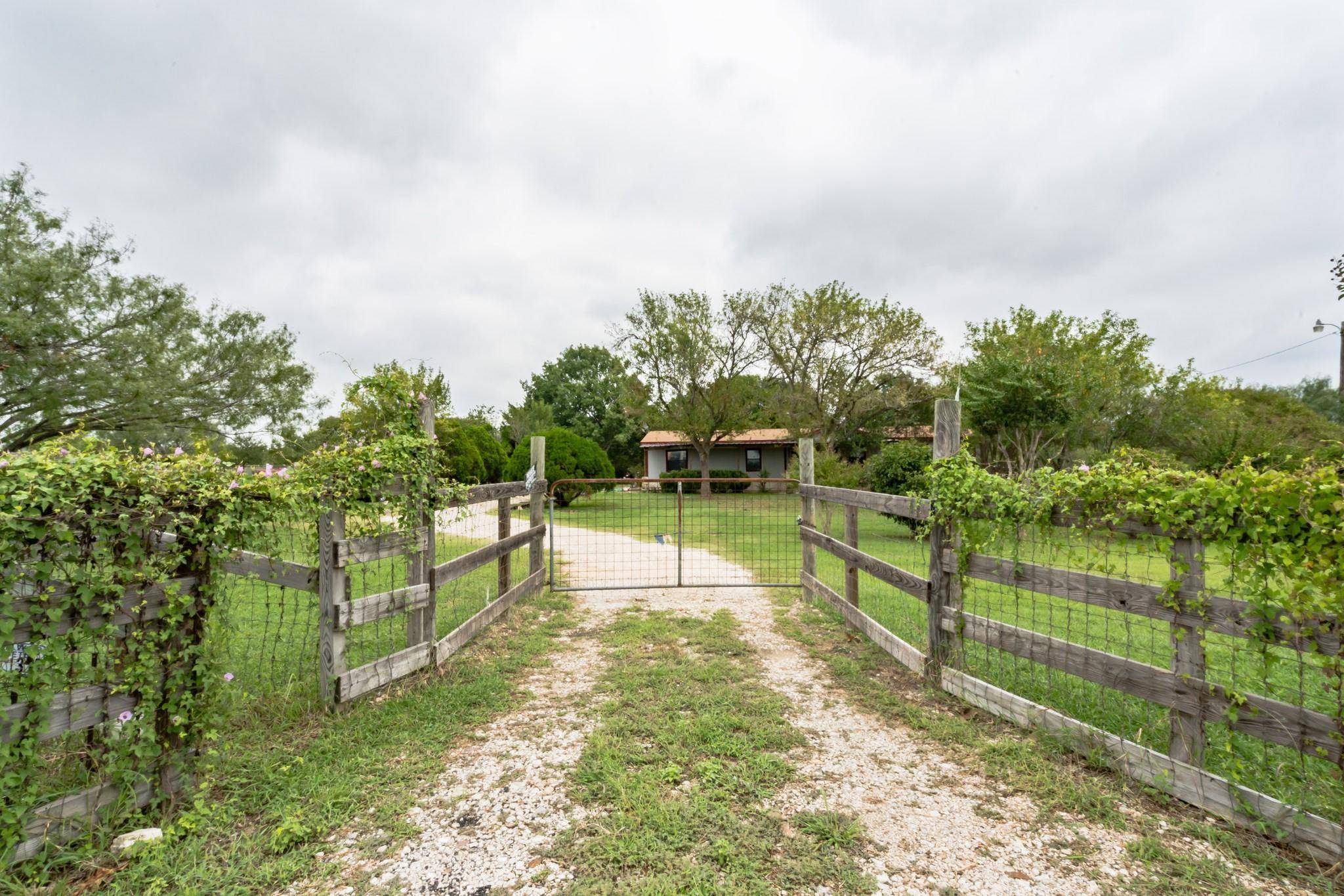 8562 Old Lockhart HWY, Buda, TX 78610