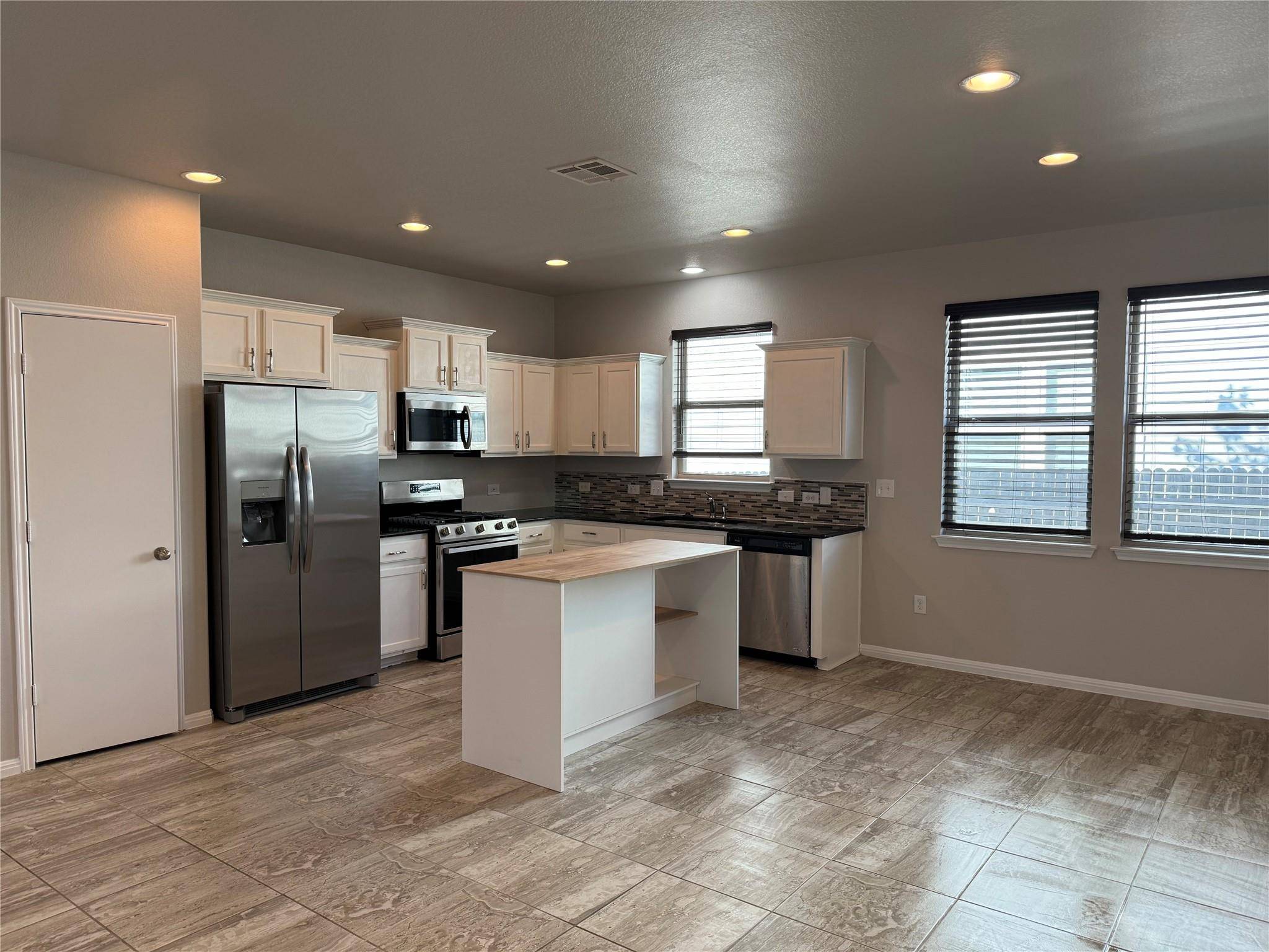 571 Twisted Oaks LN, Buda, TX 78610