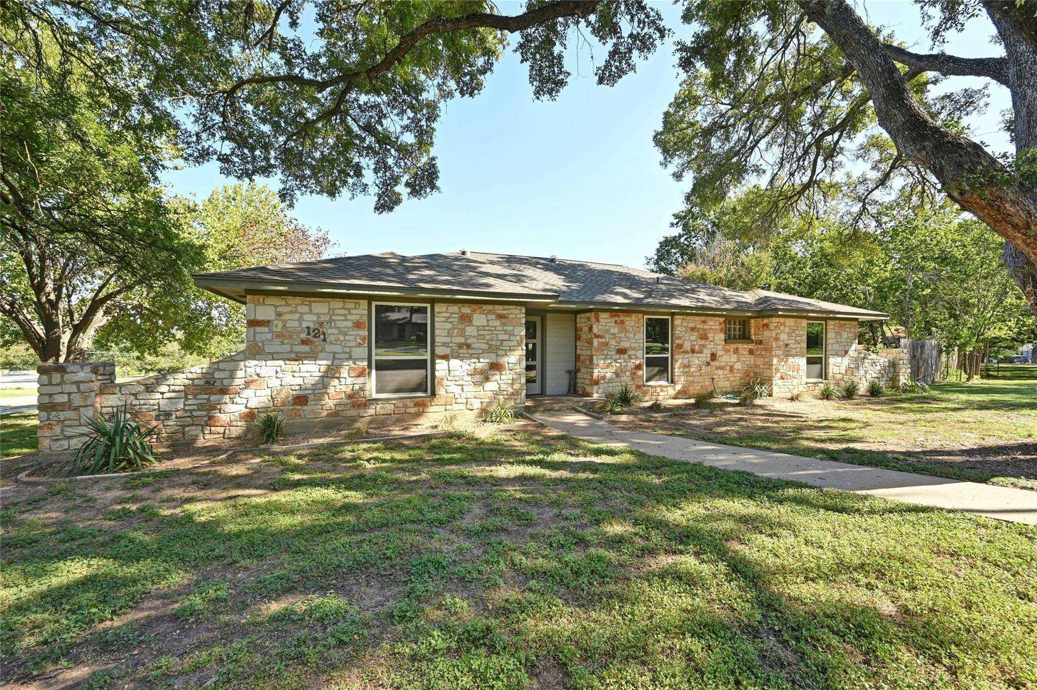 121 Phalarope DR, Buda, TX 78610