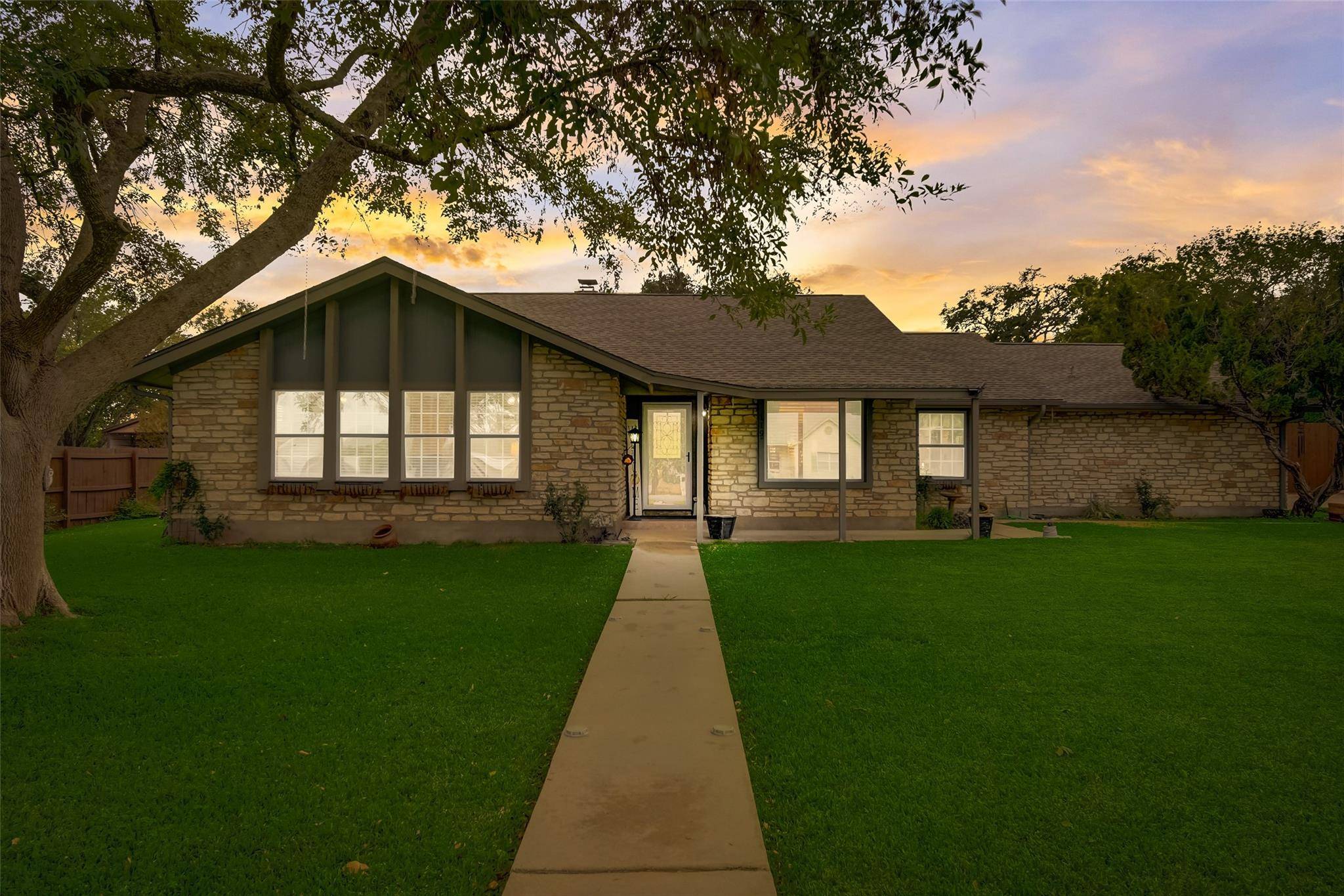 119 Meadow Woods DR, Kyle, TX 78640