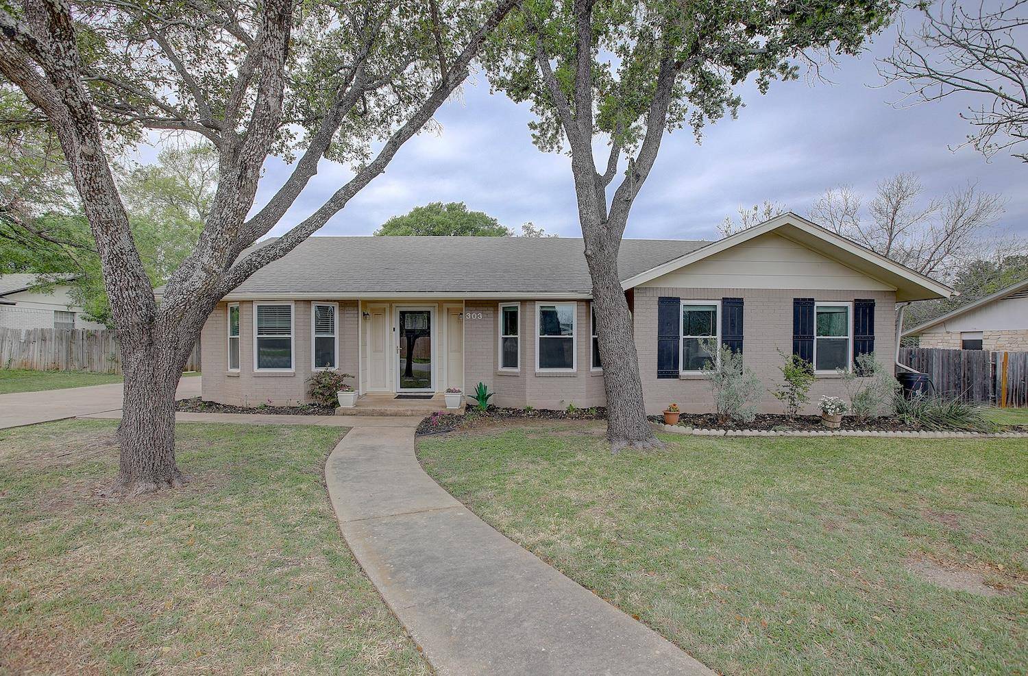 303 Shady Oak DR, Georgetown, TX 78628