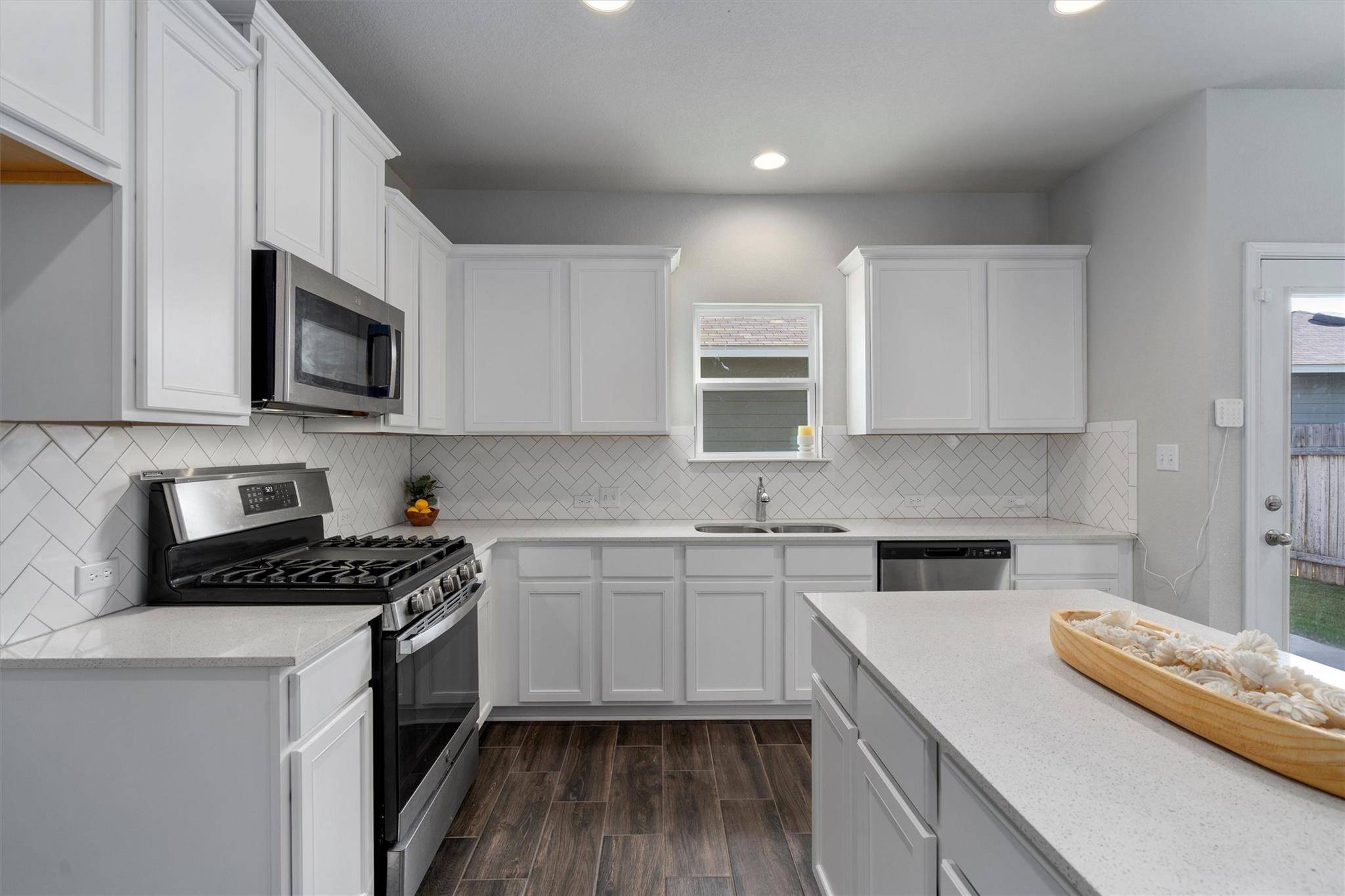 206 Eagle Lake DR, Hutto, TX 78634