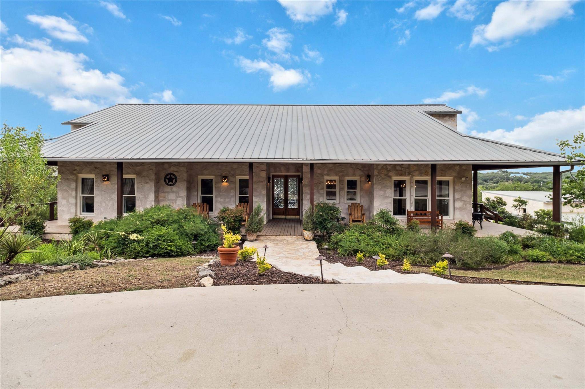 402 Lander LN, Dripping Springs, TX 78620