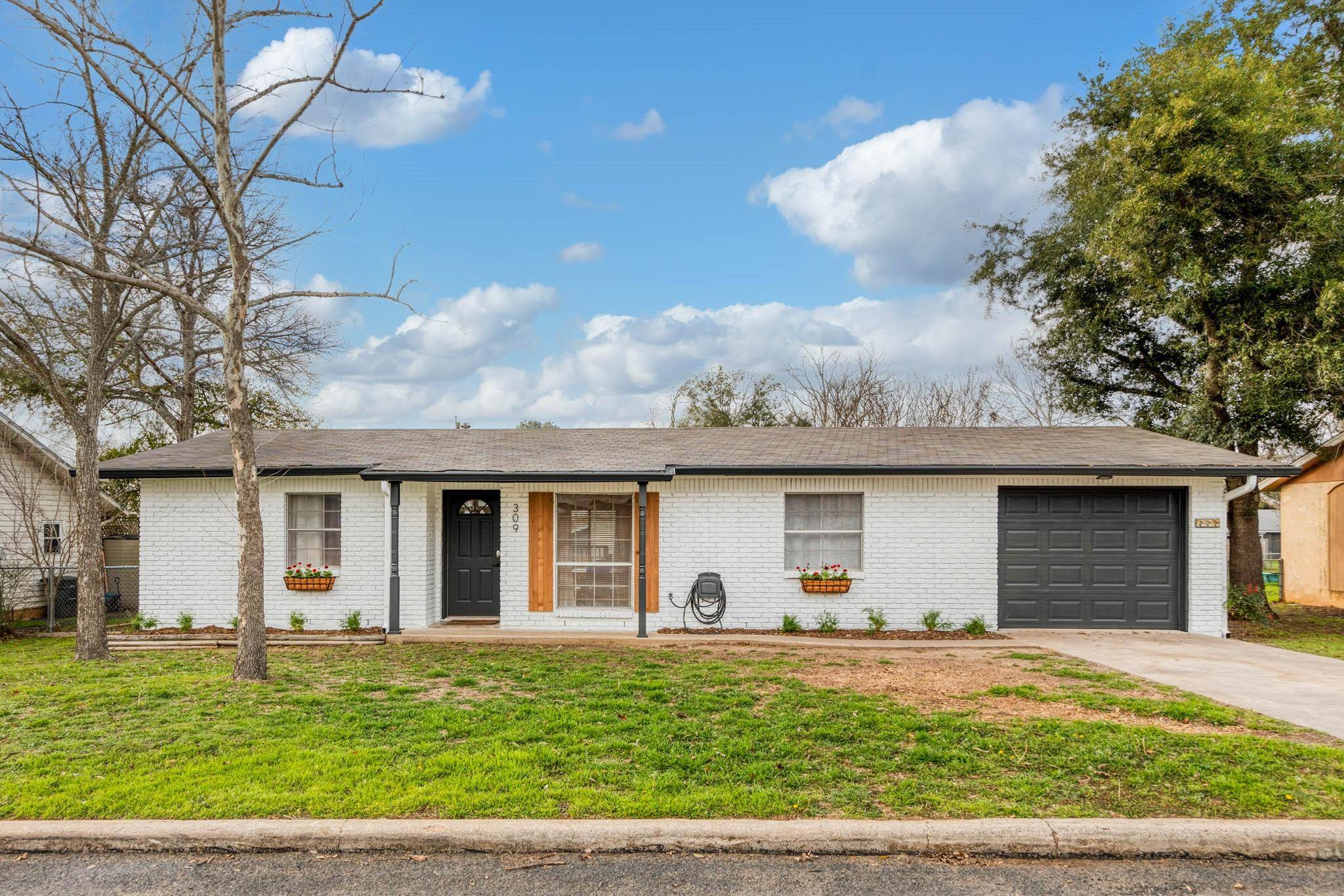 309 Glenmoor DR, Fredericksburg, TX 78624