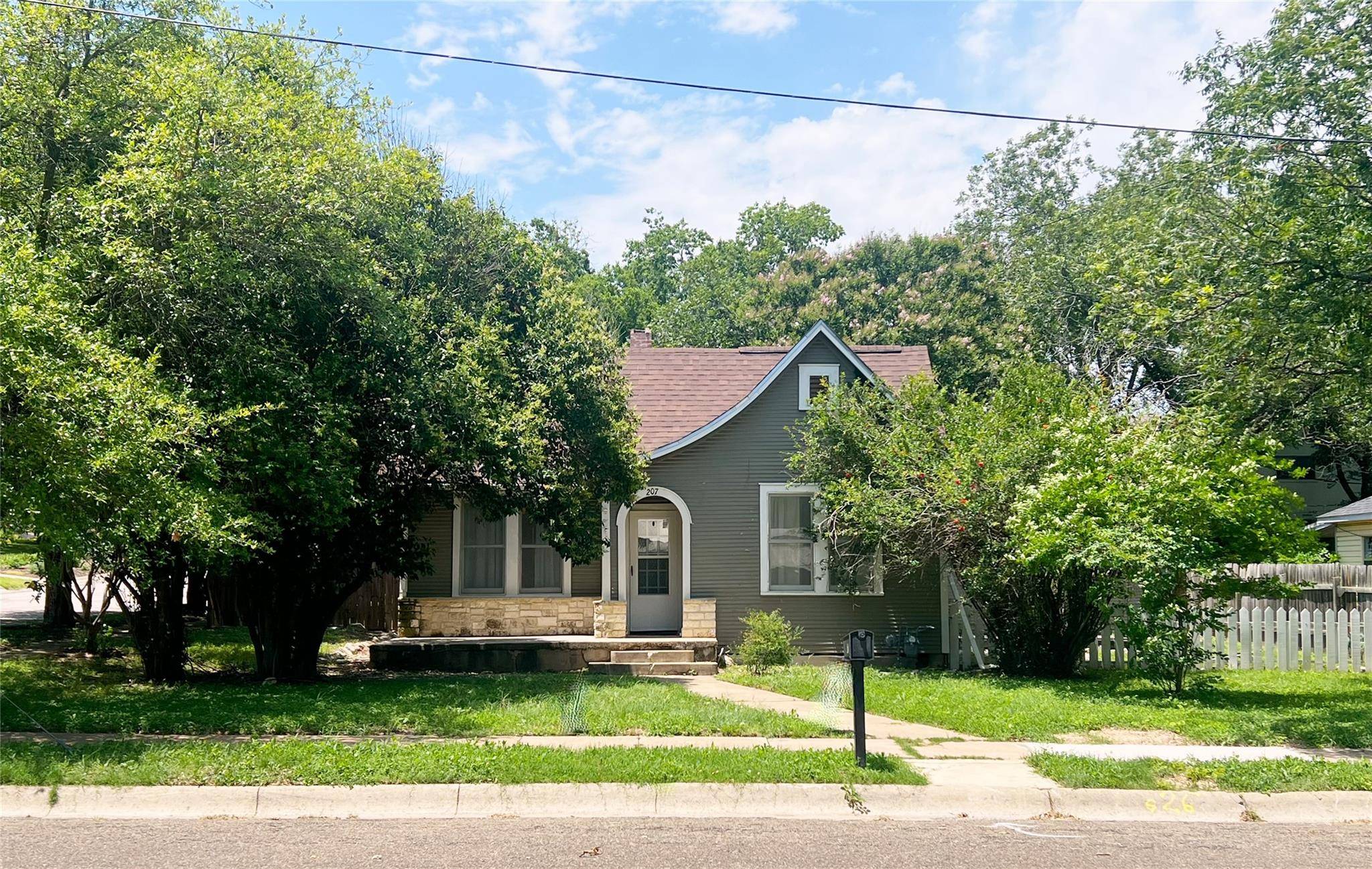 207 W 5th ST, Lampasas, TX 76550