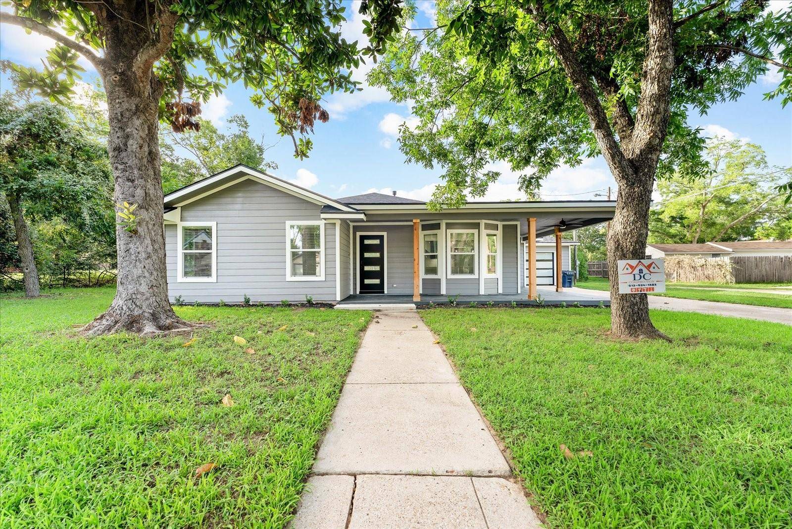 525 E Davilla ST, Rockdale, TX 76567