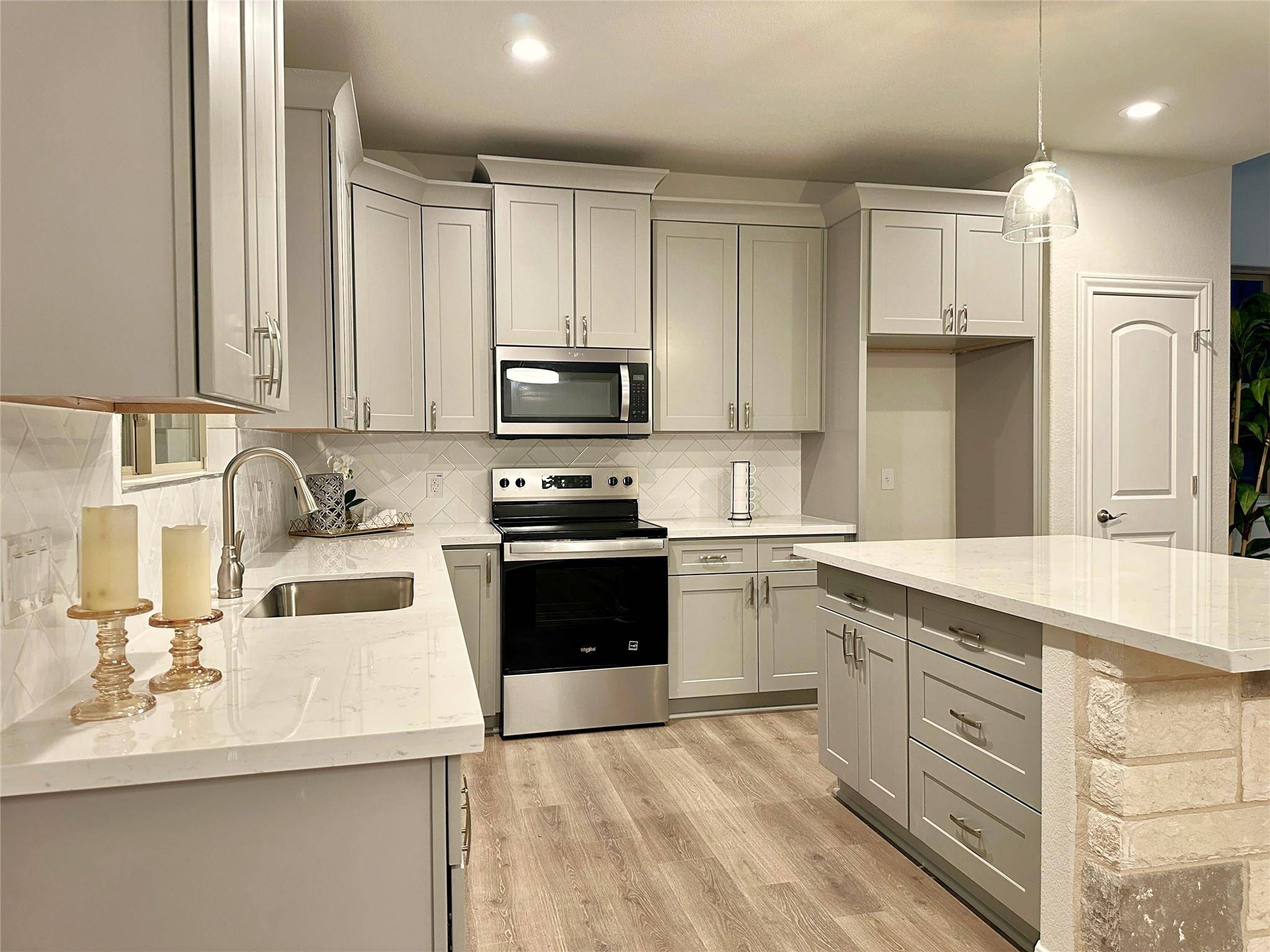 142 E Pauwela LN, Bastrop, TX 78602