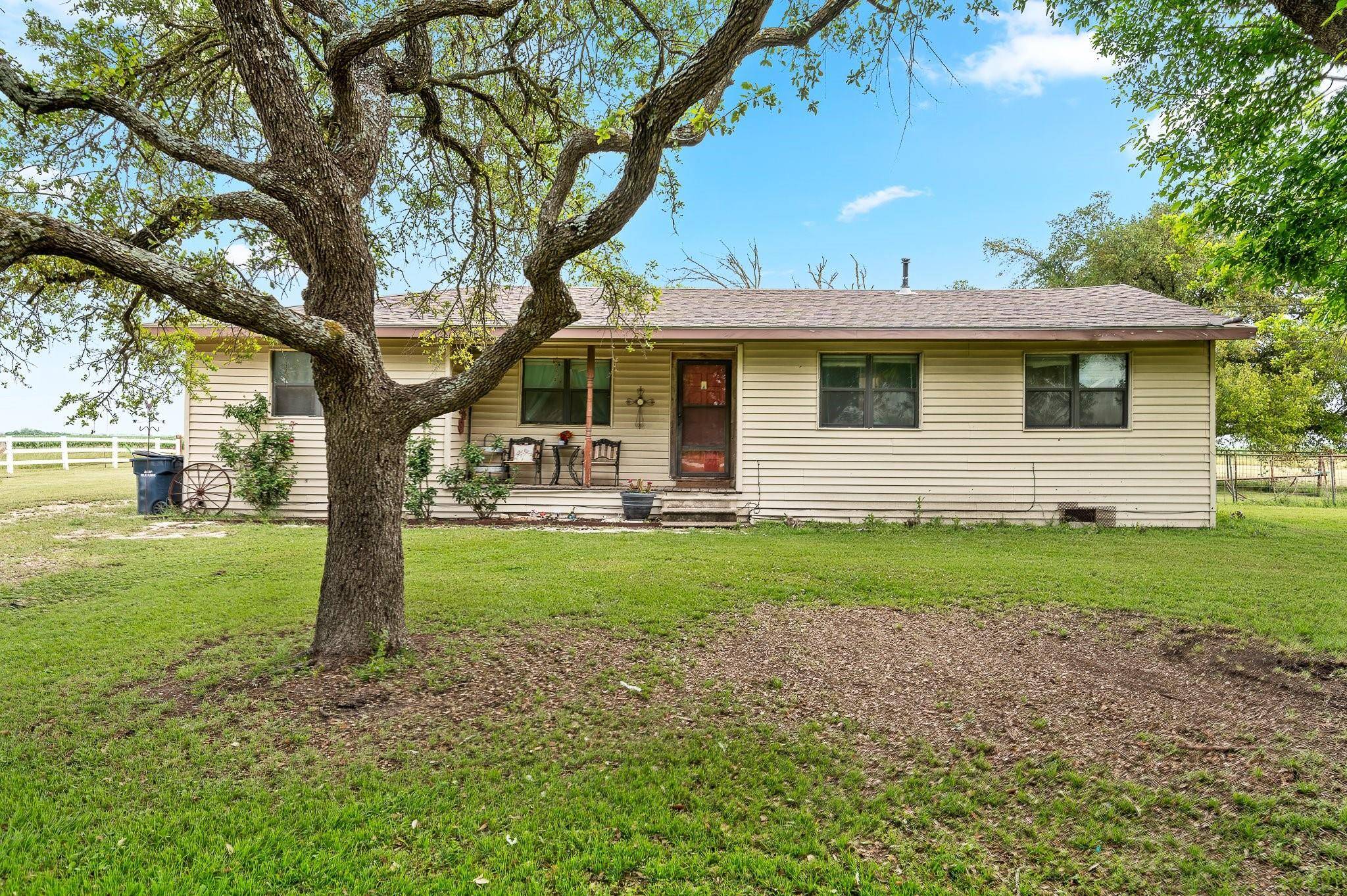 5821 Limmer LOOP, Hutto, TX 78634