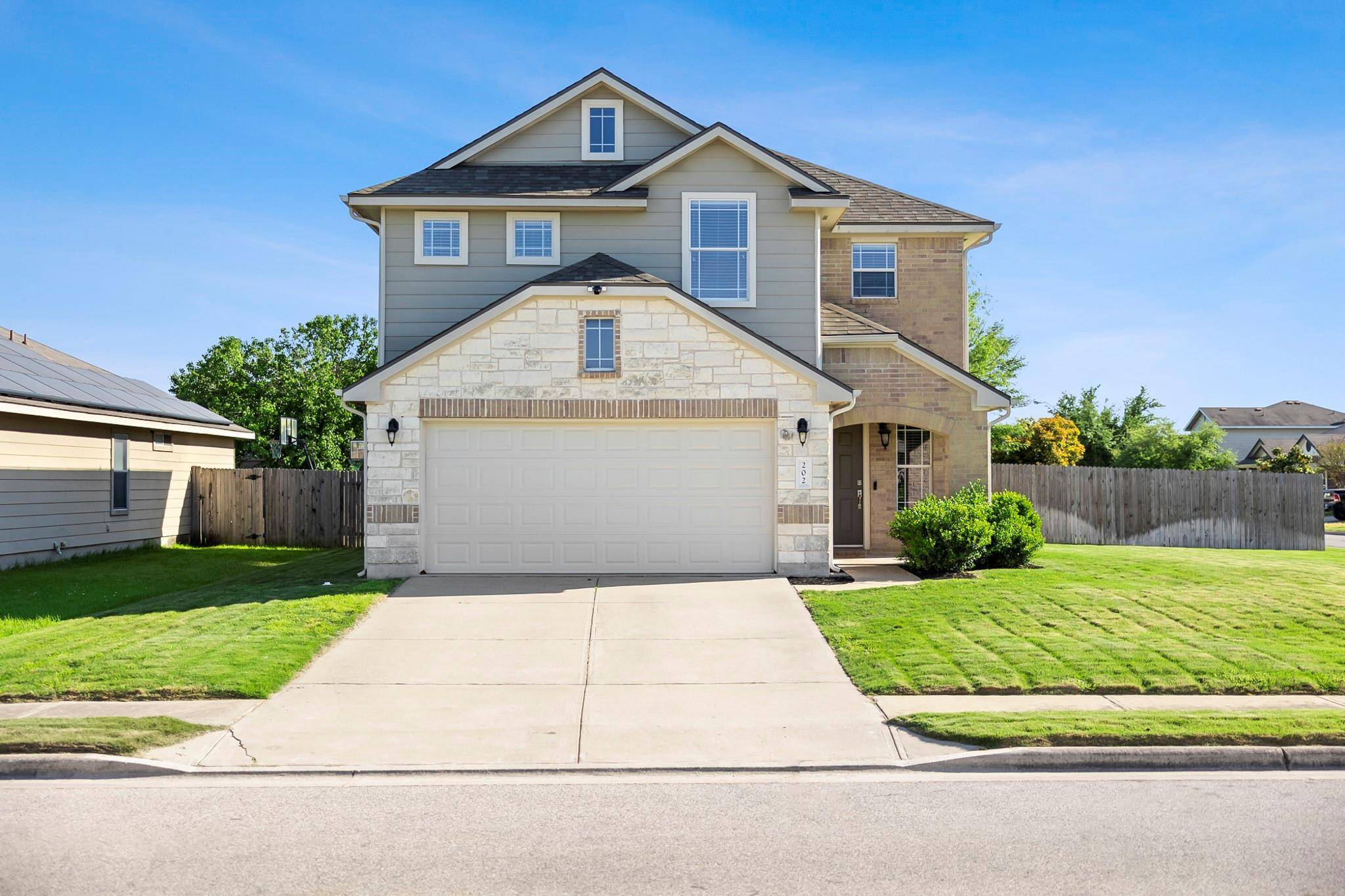 202 Luna Vista DR, Hutto, TX 78634