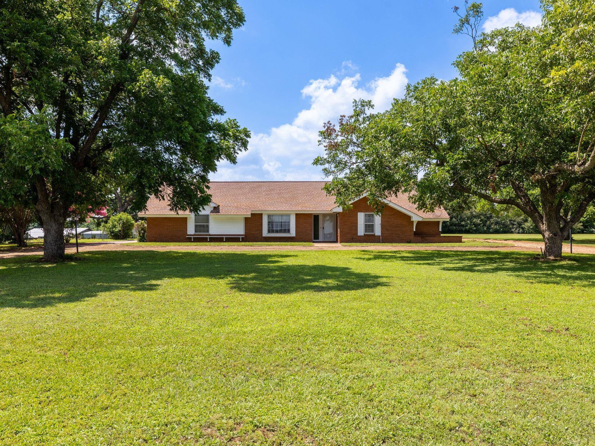 1072 County Road 410, Lexington, TX 78947