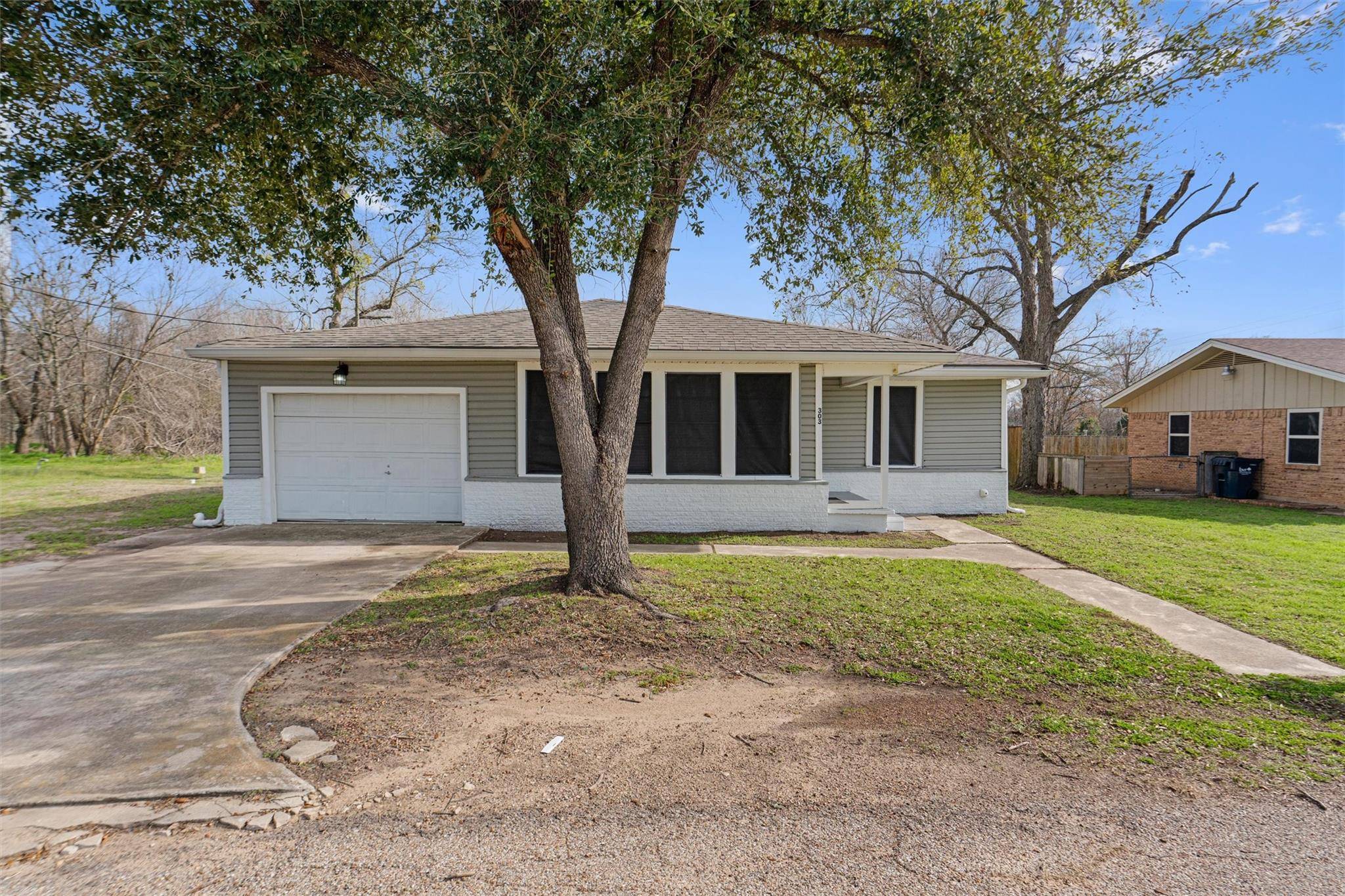303 E 1st ST, Rockdale, TX 76567