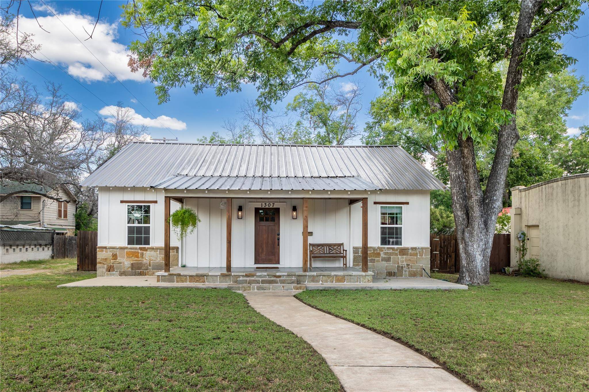 1307 S China ST, Brady, TX 76825