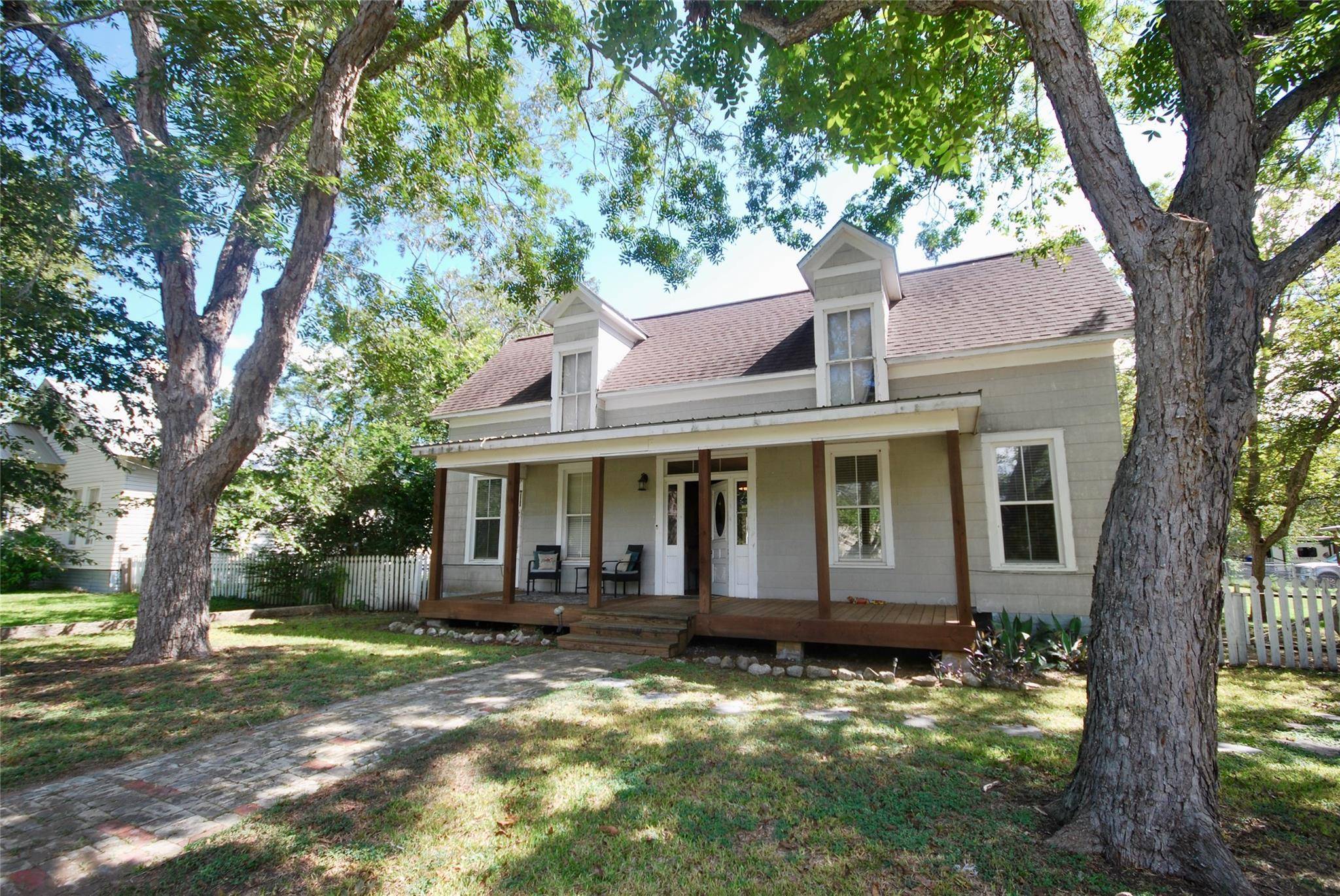 305 S Pecan ST, Moulton, TX 77975