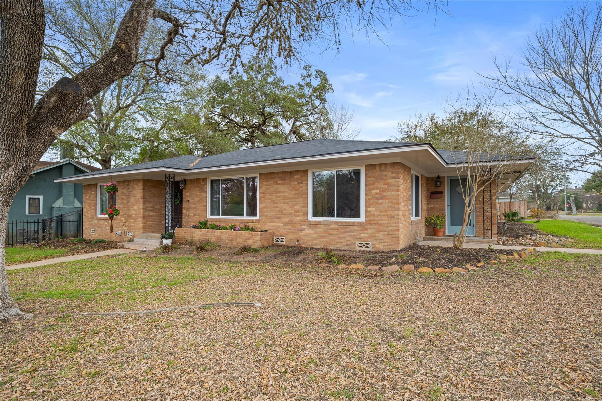 355 N Monroe ST, La Grange, TX 78945