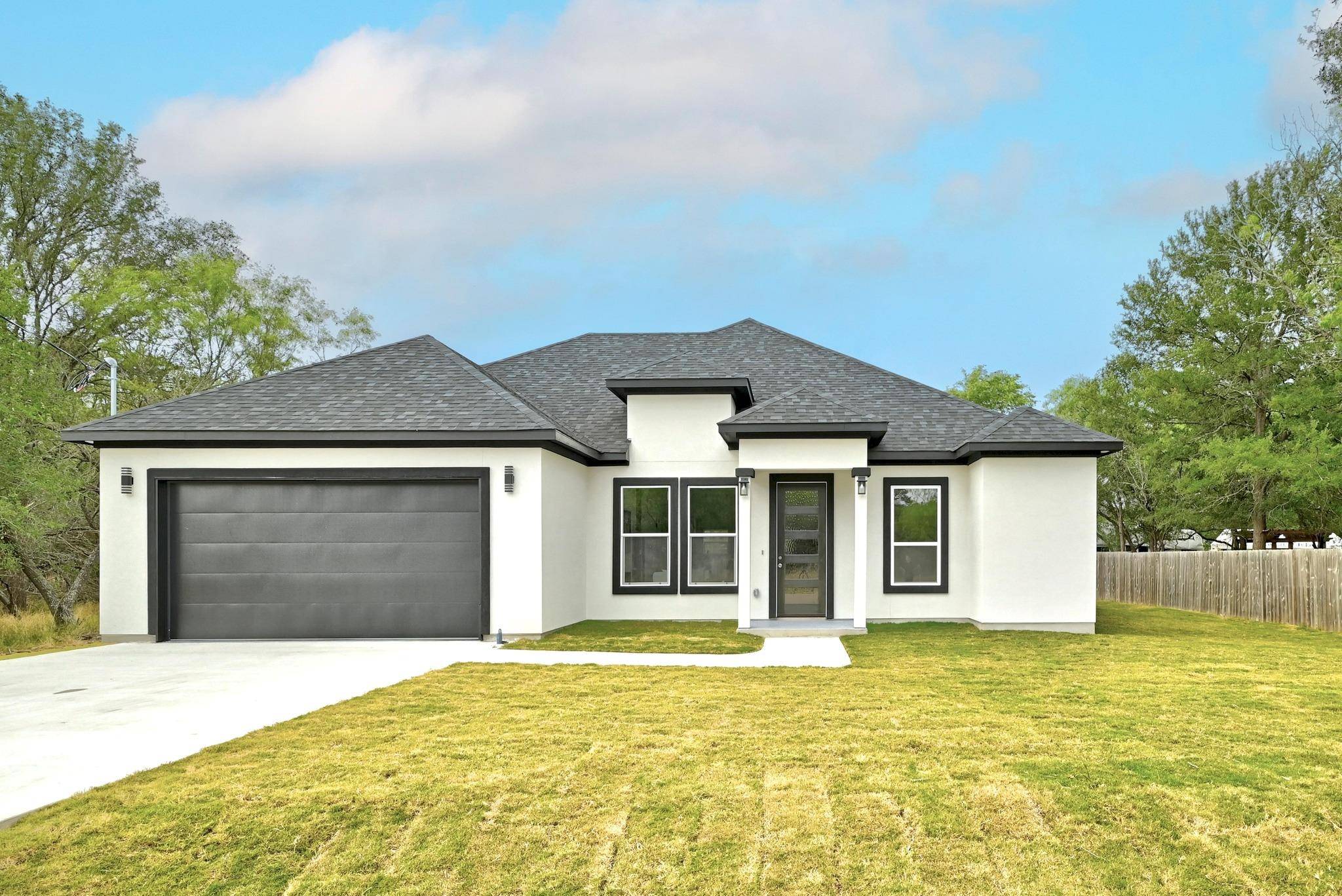 109 E Pauwela LN, Bastrop, TX 78602