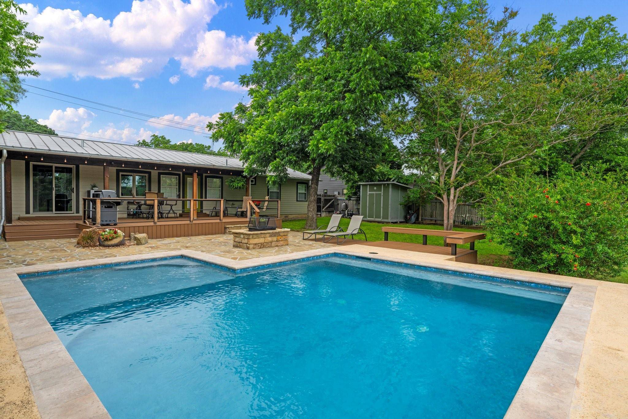 405 E Schubert ST, Fredericksburg, TX 78624