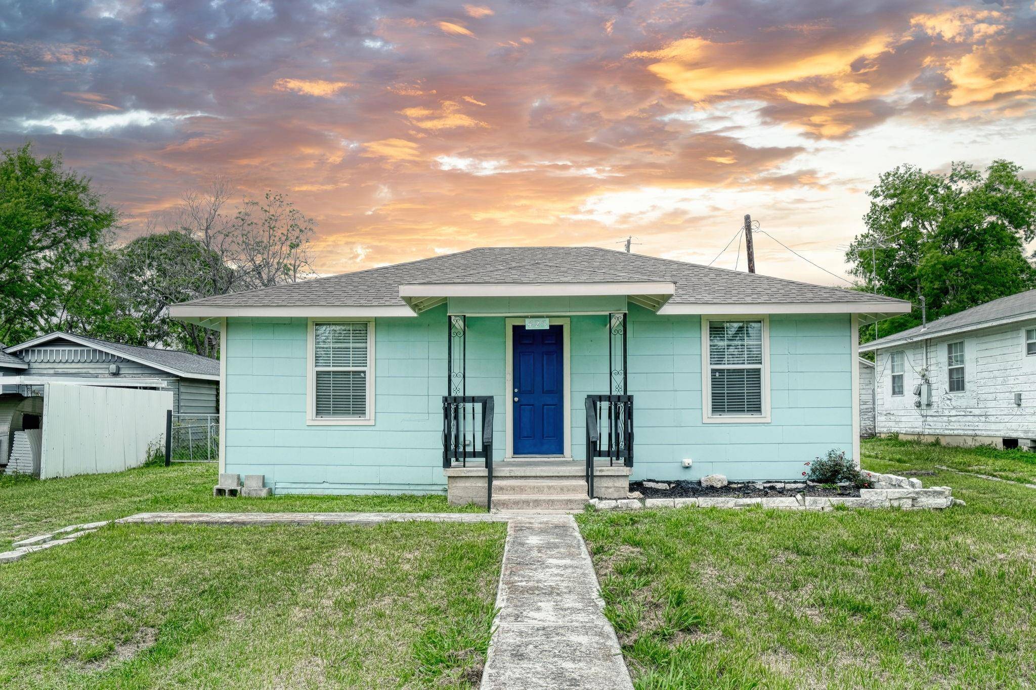 425 Annie ST, Taylor, TX 76574