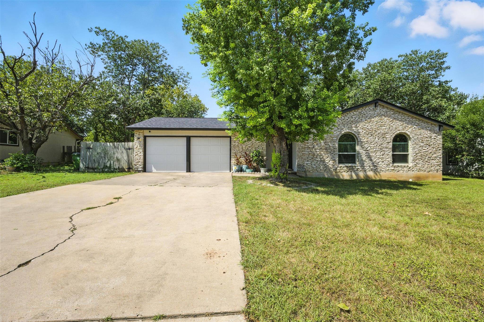 1400 Meadows DR, Round Rock, TX 78681