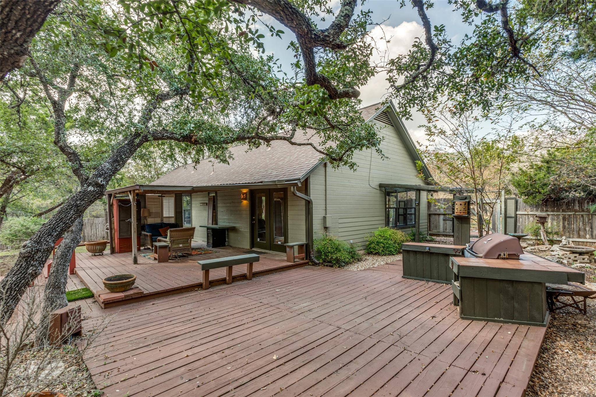8 Las Flores DR, Wimberley, TX 78676