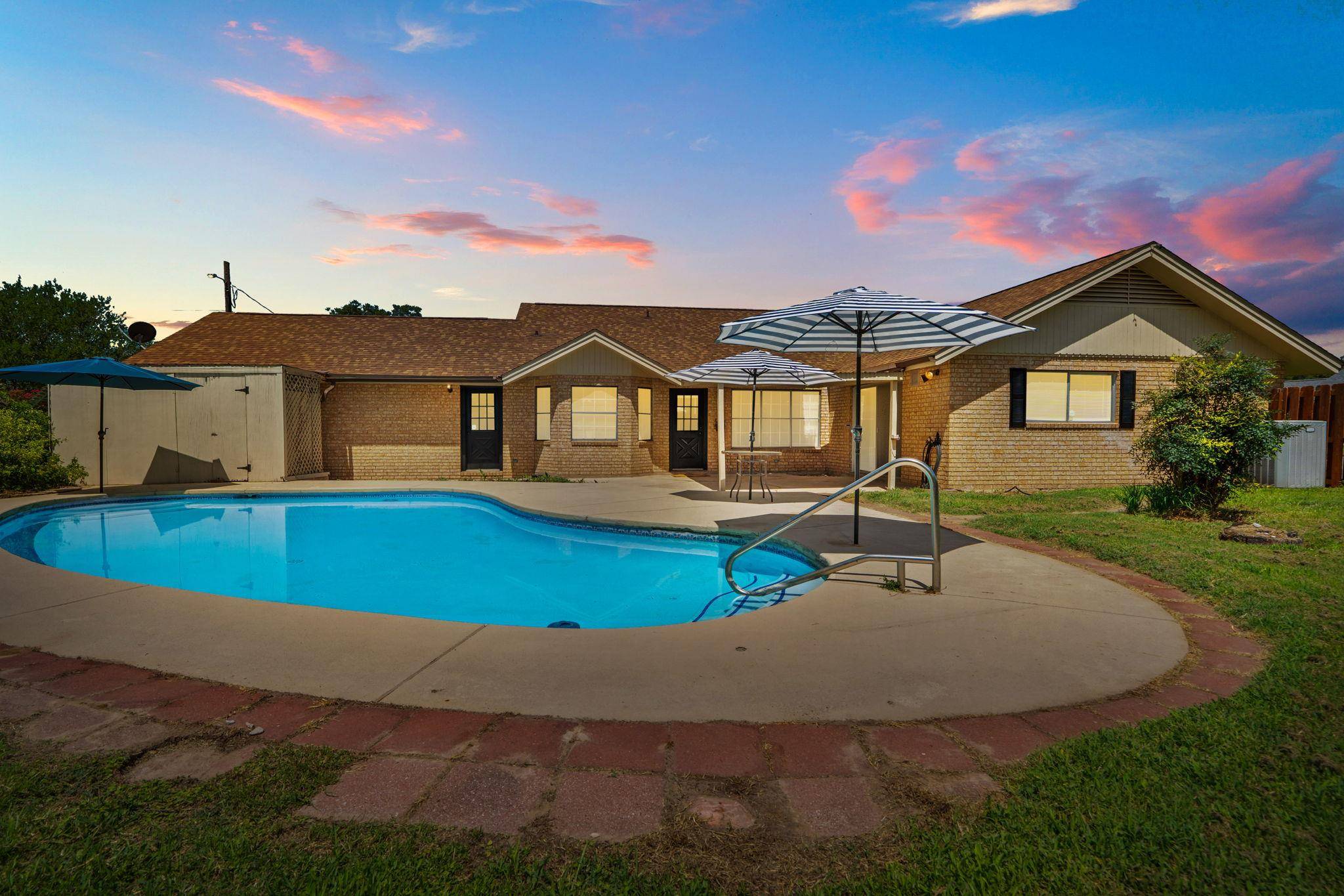 404 Joekel Ave S, Giddings, TX 78942