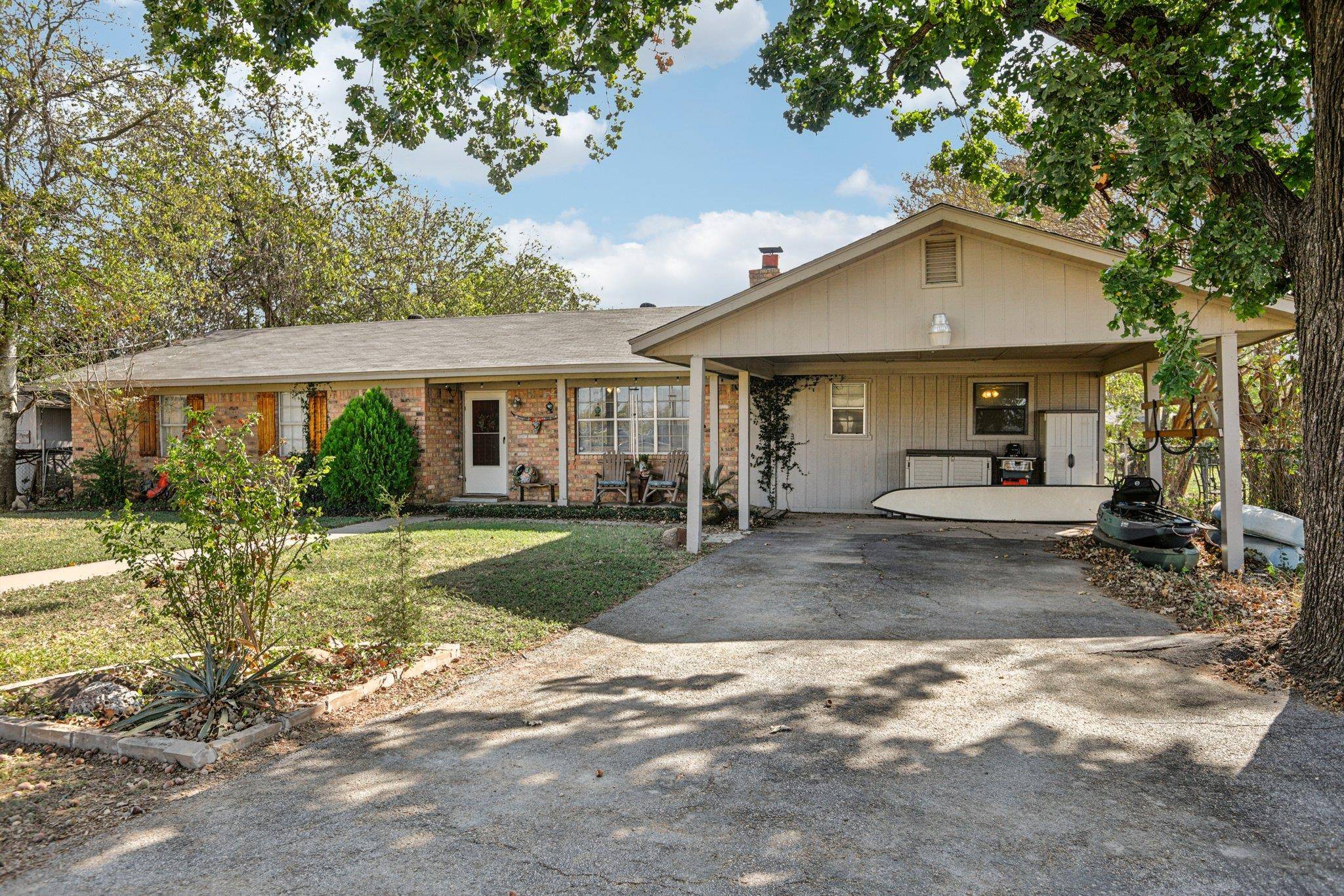 208 E Tomlinson ST, Florence, TX 76527