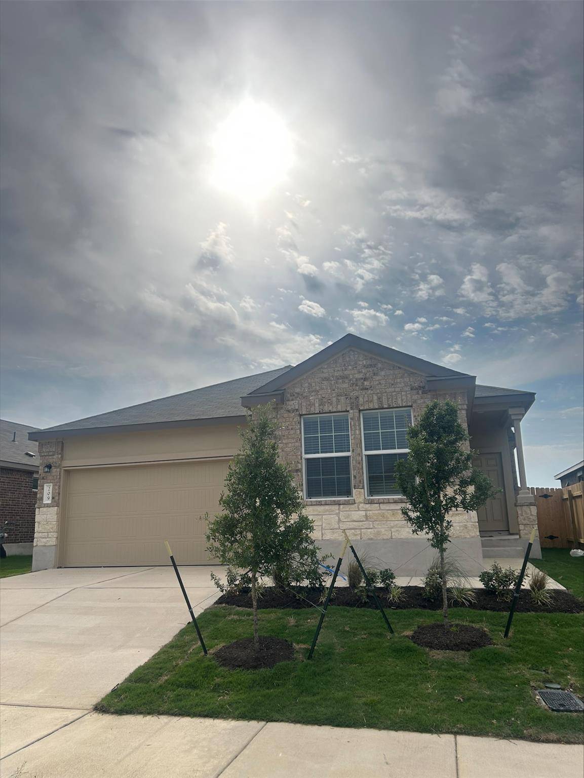 209 Camargue DR, Hutto, TX 78634