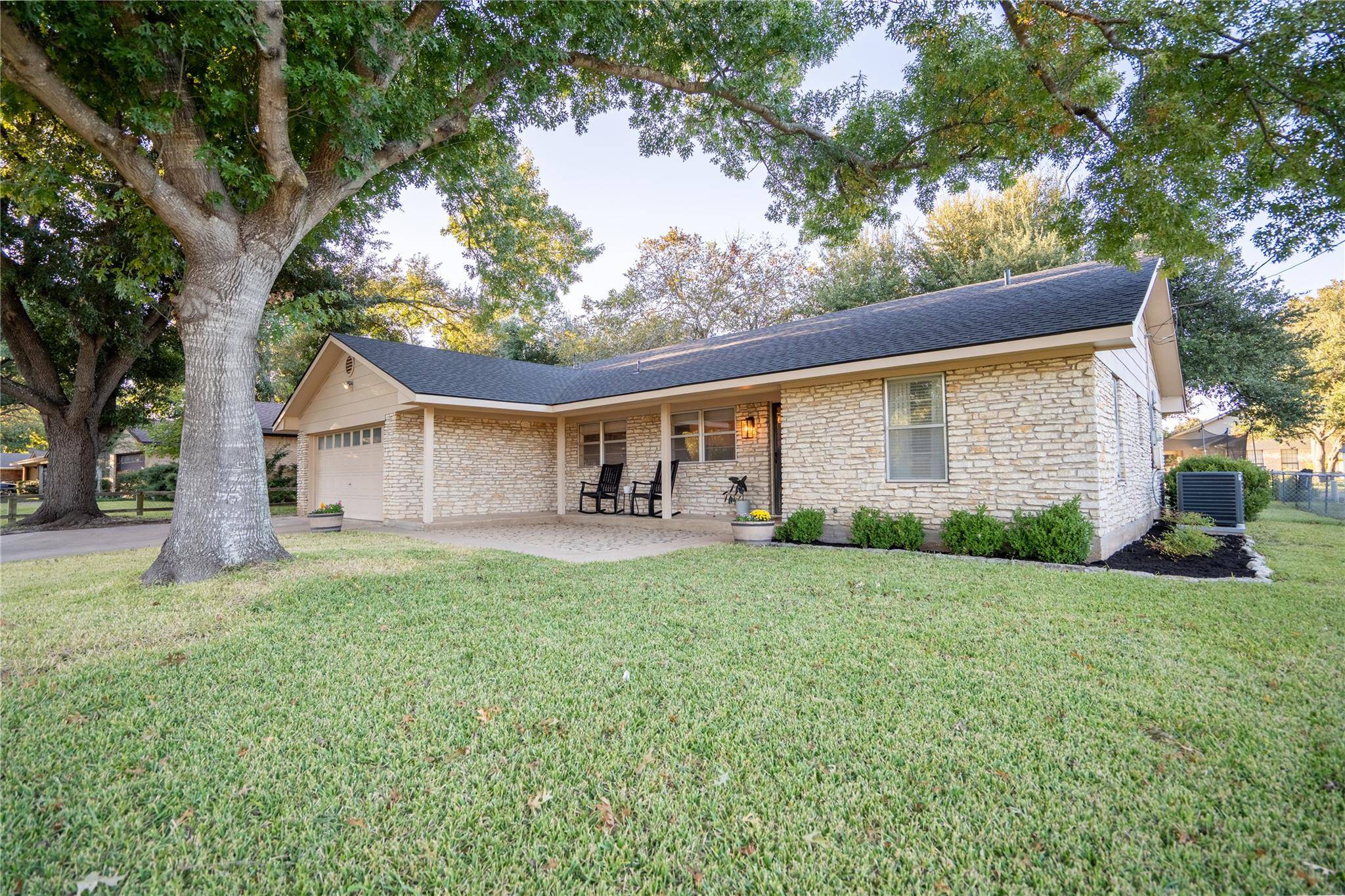2102 KENT ST, Taylor, TX 76574