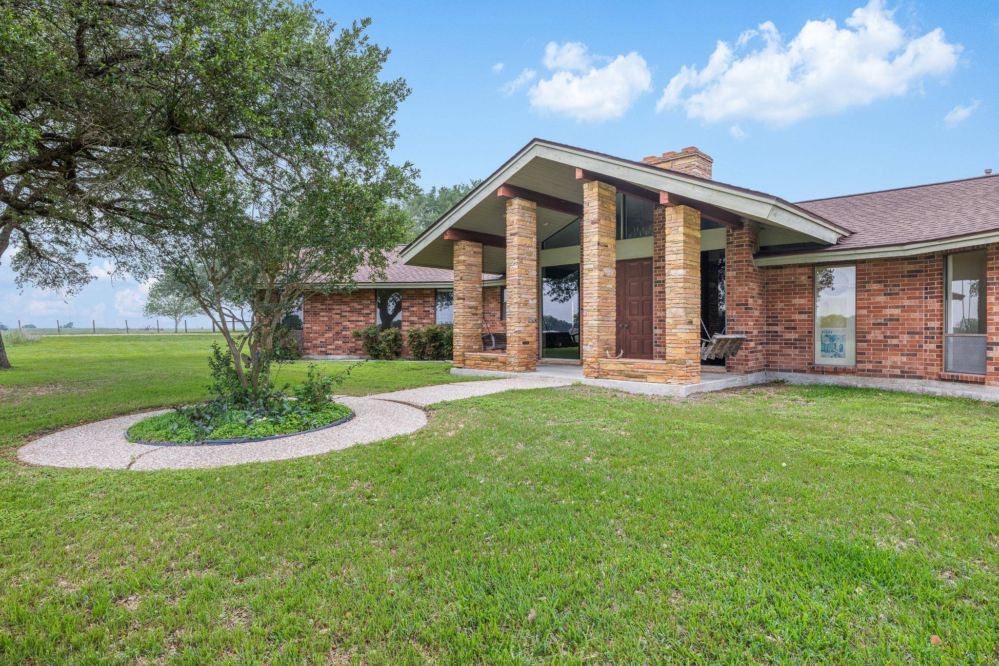 1931 Bruno RD, Schulenburg, TX 78956