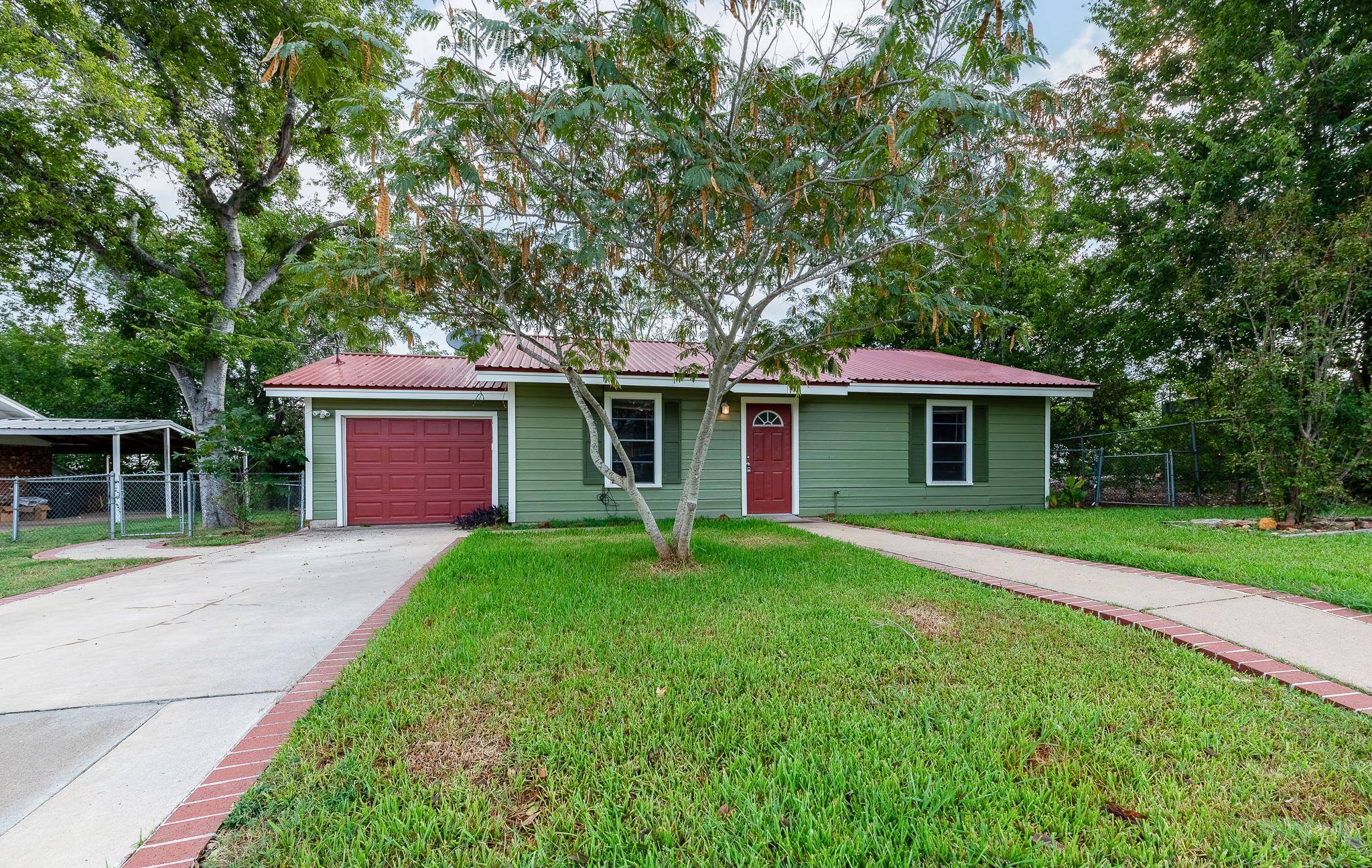 103 S Porter ST, Caldwell, TX 77836